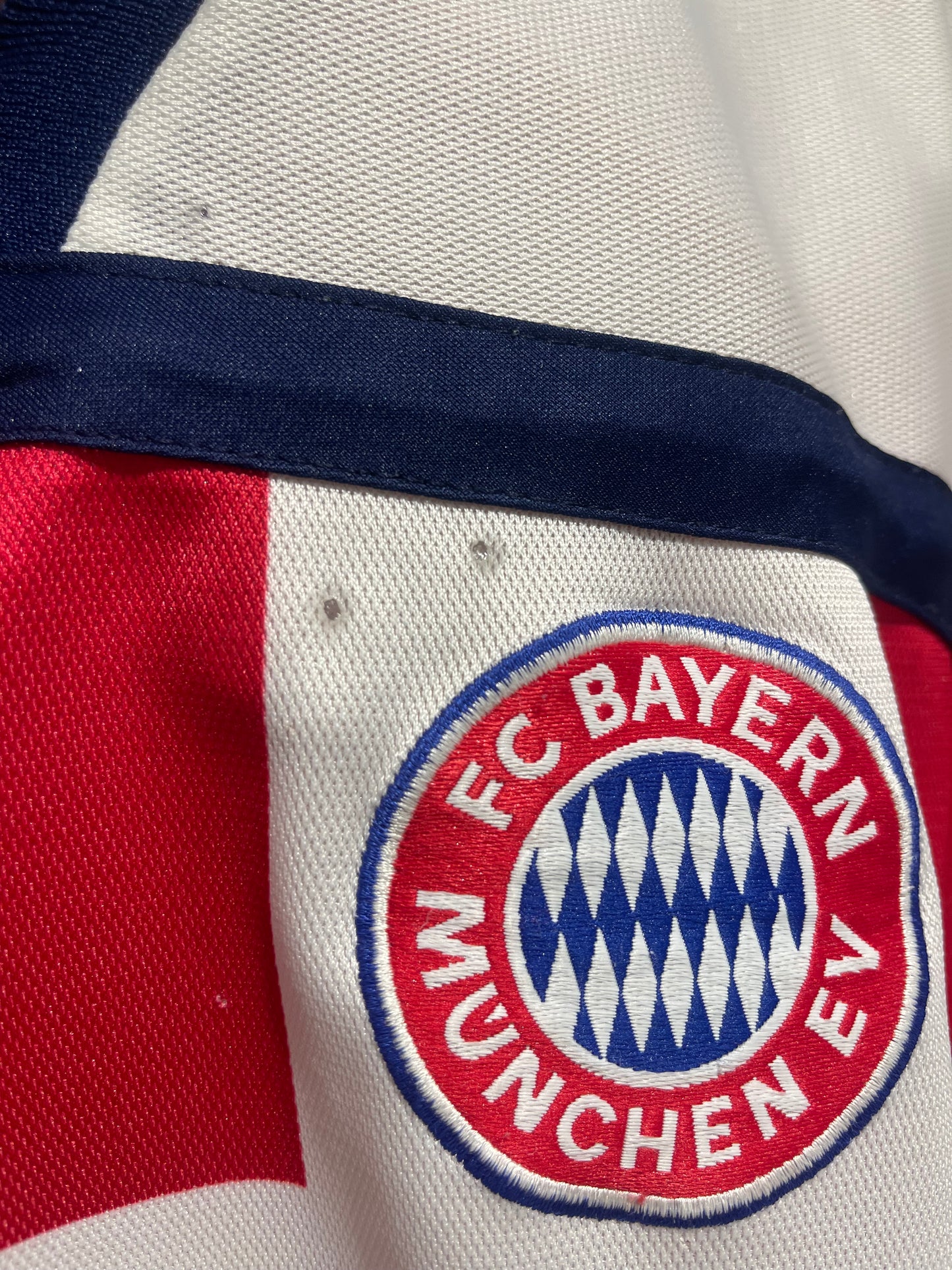 FC Bayern 2000/2001 Away Kit. (#19 Jancker)