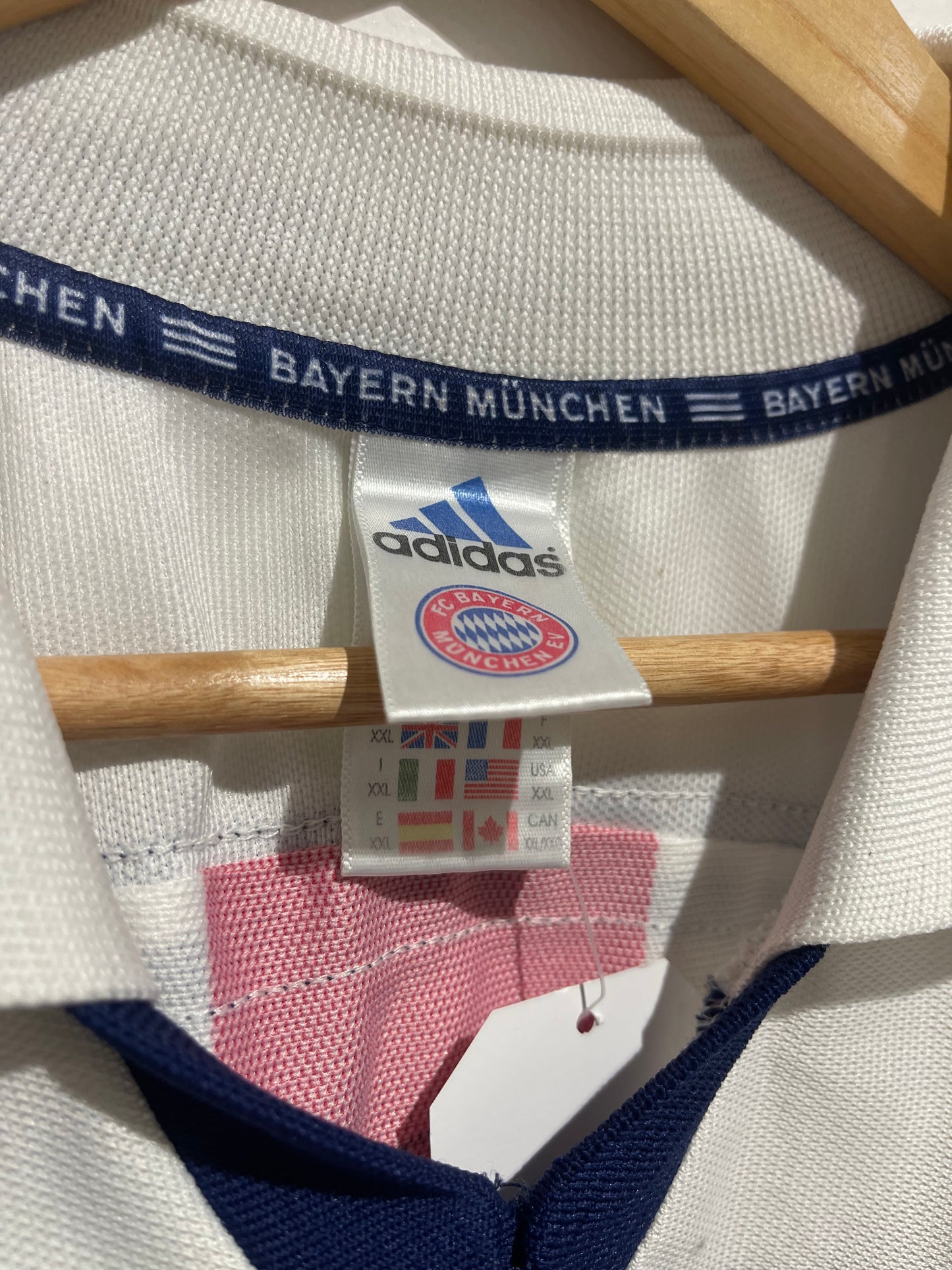 FC Bayern 2000/2001 Away Kit. (#19 Jancker)
