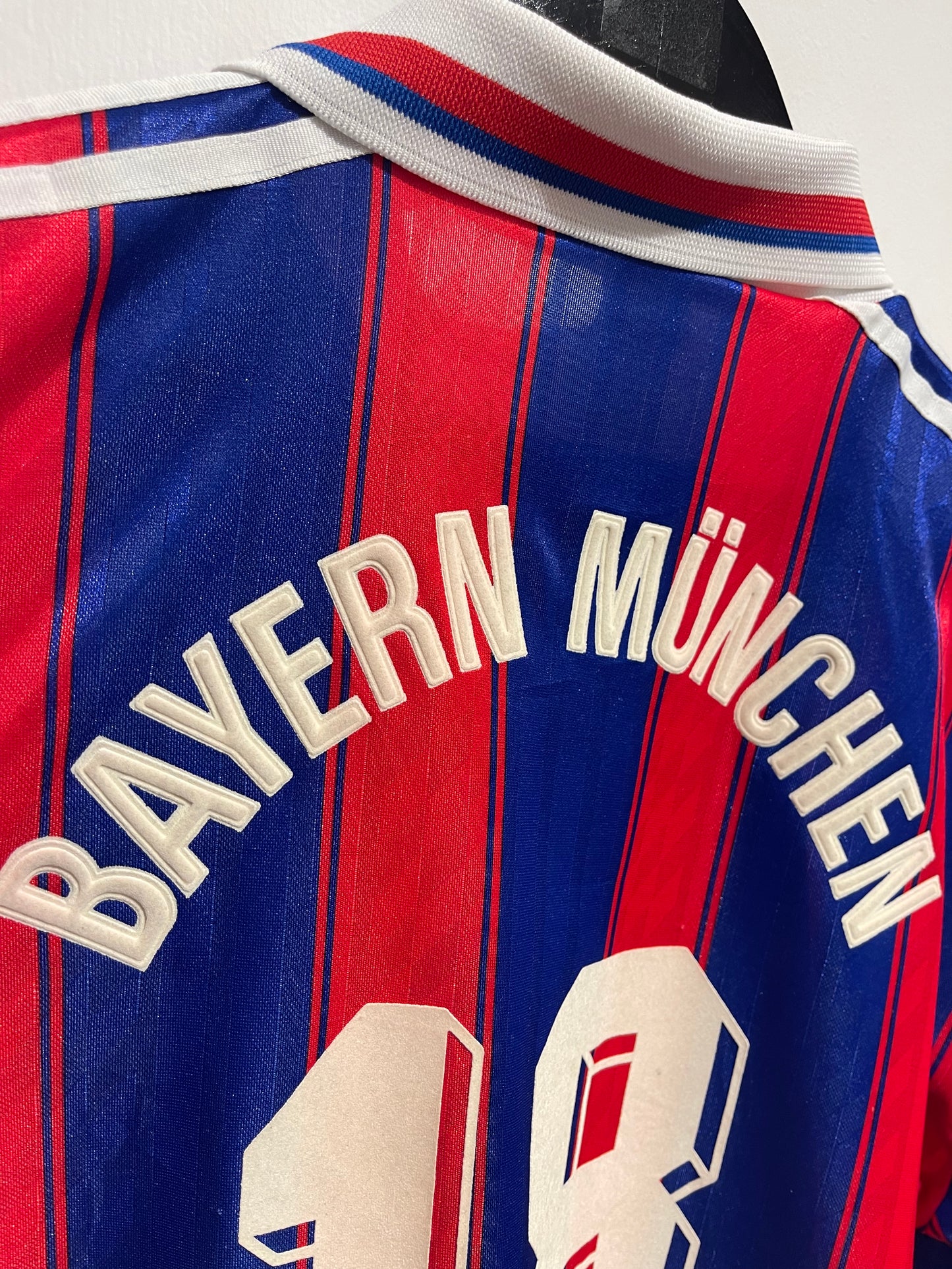Bayern München 1995-97 Home Kit. #18 Klinsmann. (XL)