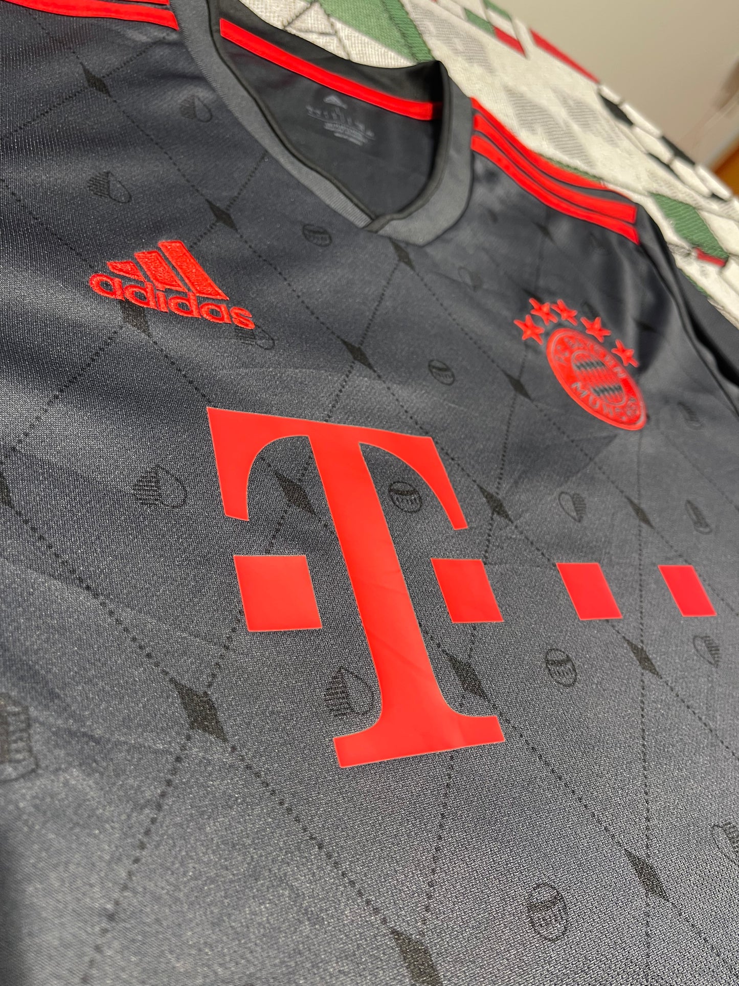 FC Bayern München 2022-23 Third Kit. #17 Mane (L)