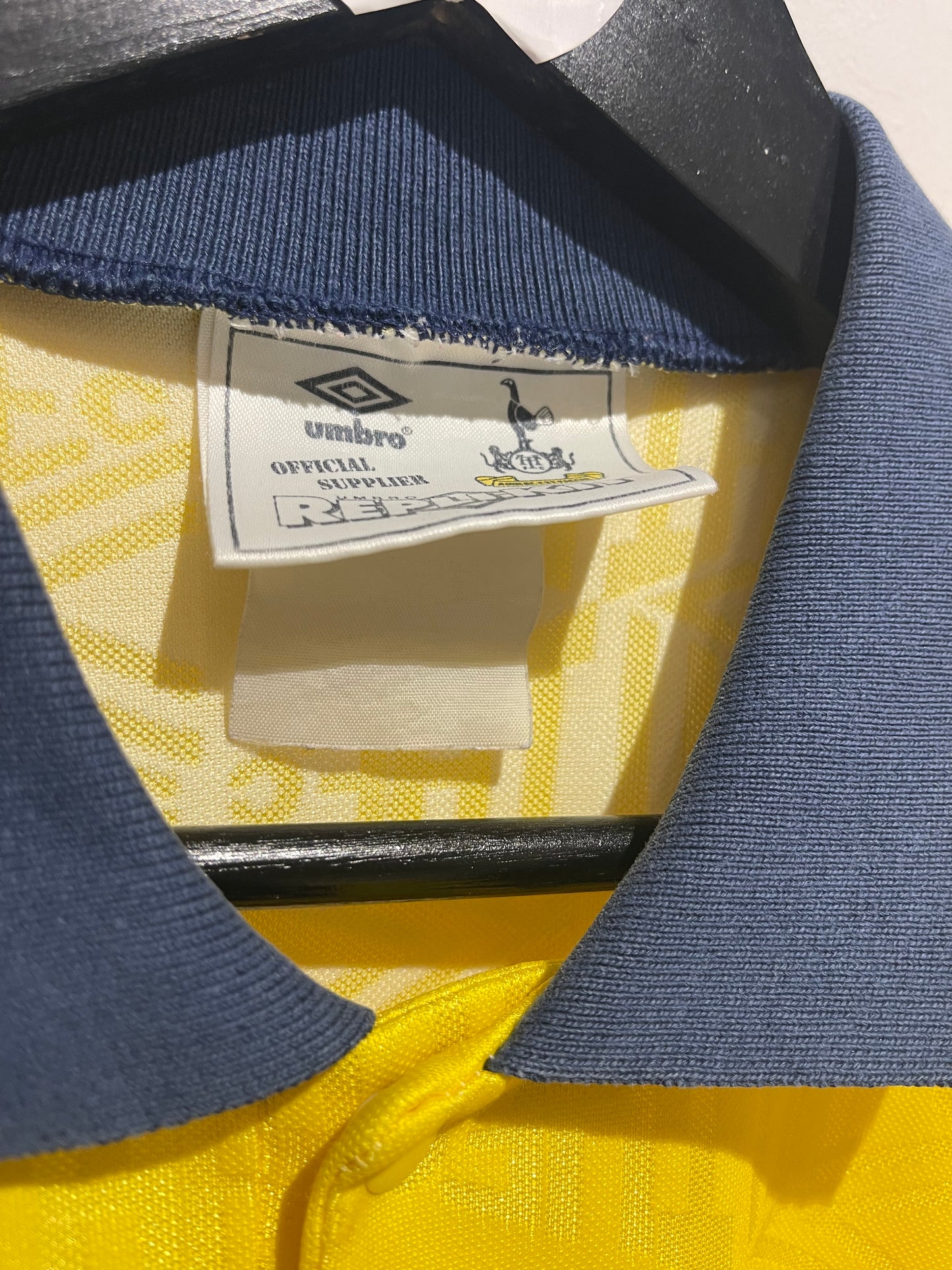 Tottenham Hotspurs 1991-95 Away Kit. (XL)