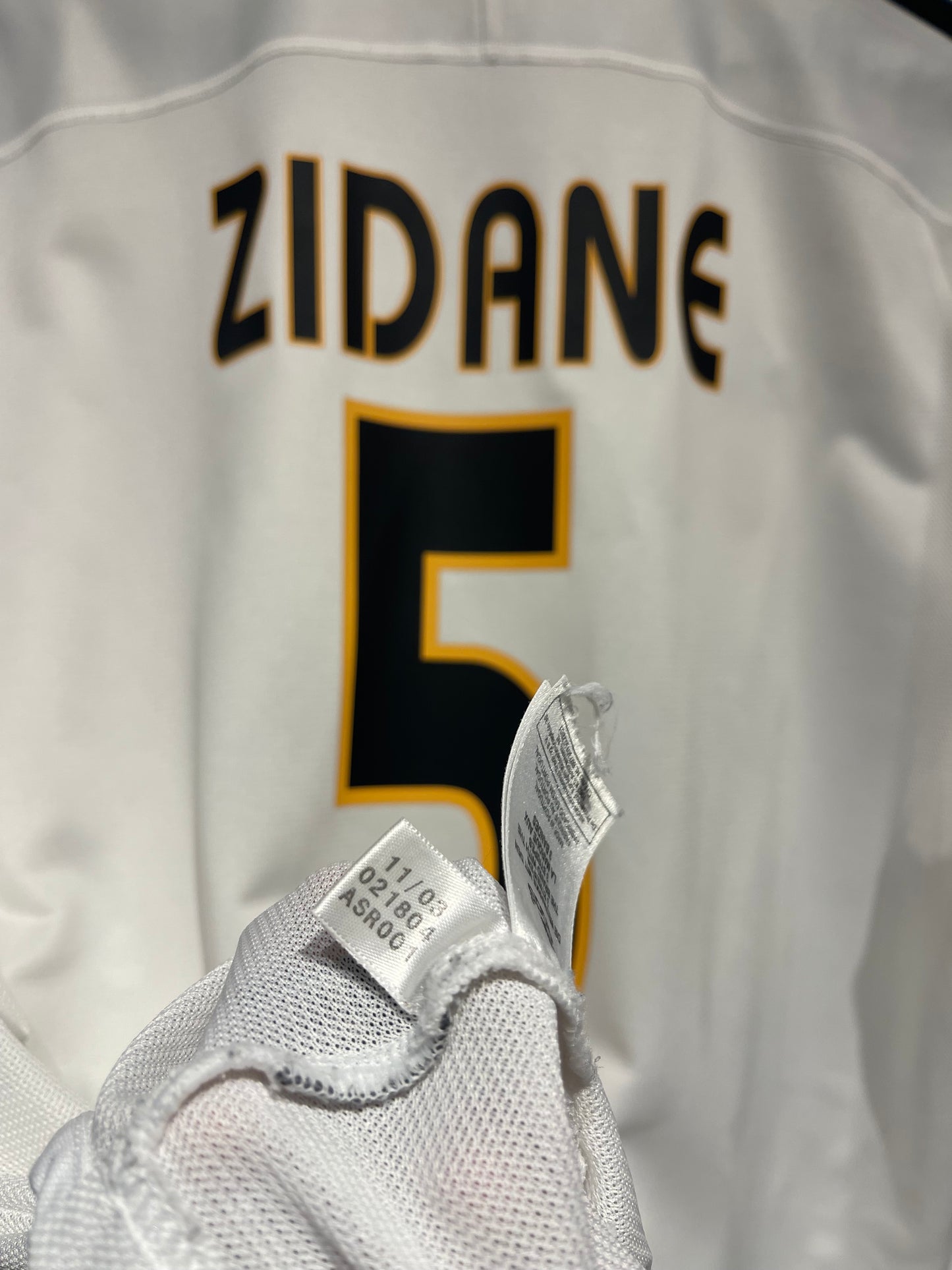 Real Madrid 2003-04 Home Kit. #5 Zidane. (L)