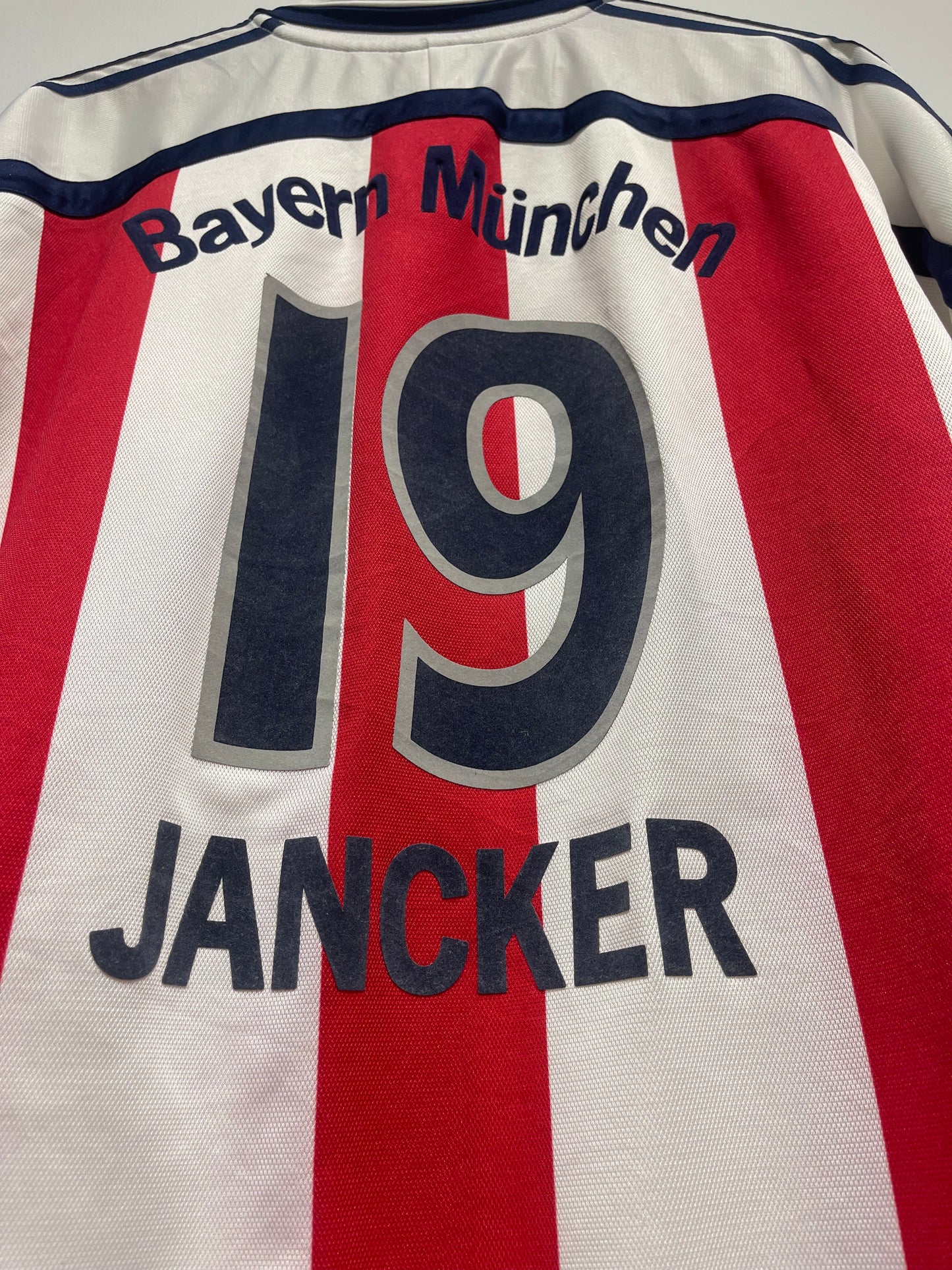 FC Bayern 2000/2001 Away Kit. (#19 Jancker)