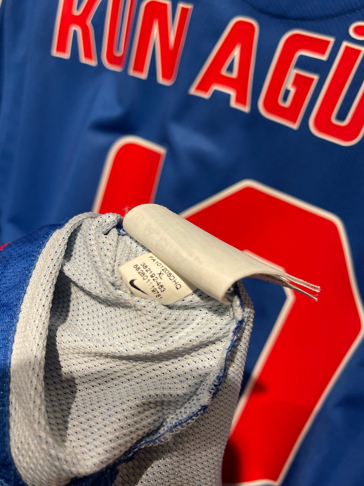 Athletico Madrid 2010-11 Away Kit. #10 Kun Agüero (L).