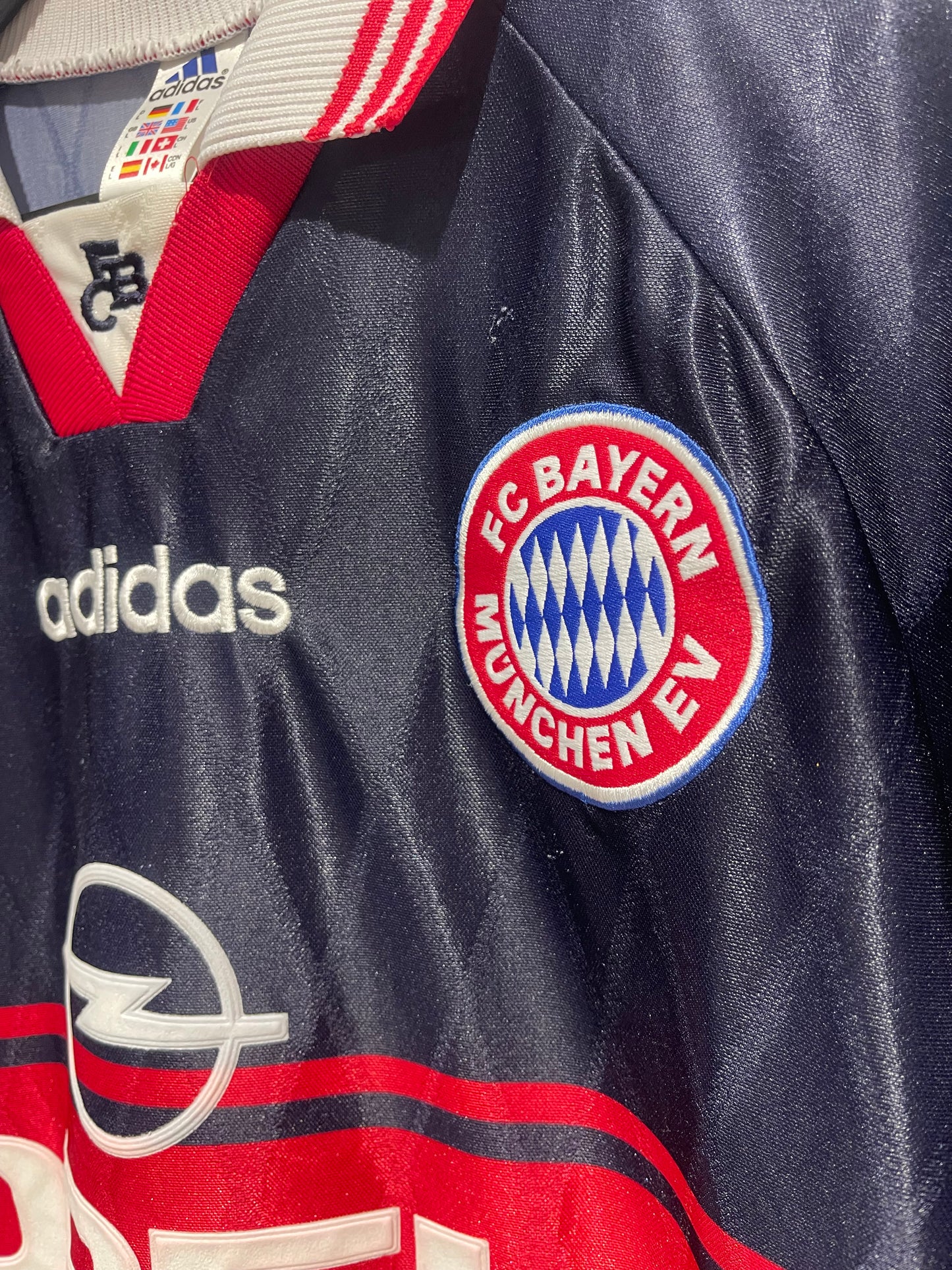 Bayern München 1997-99 Home Kit. #9 Elber (L)