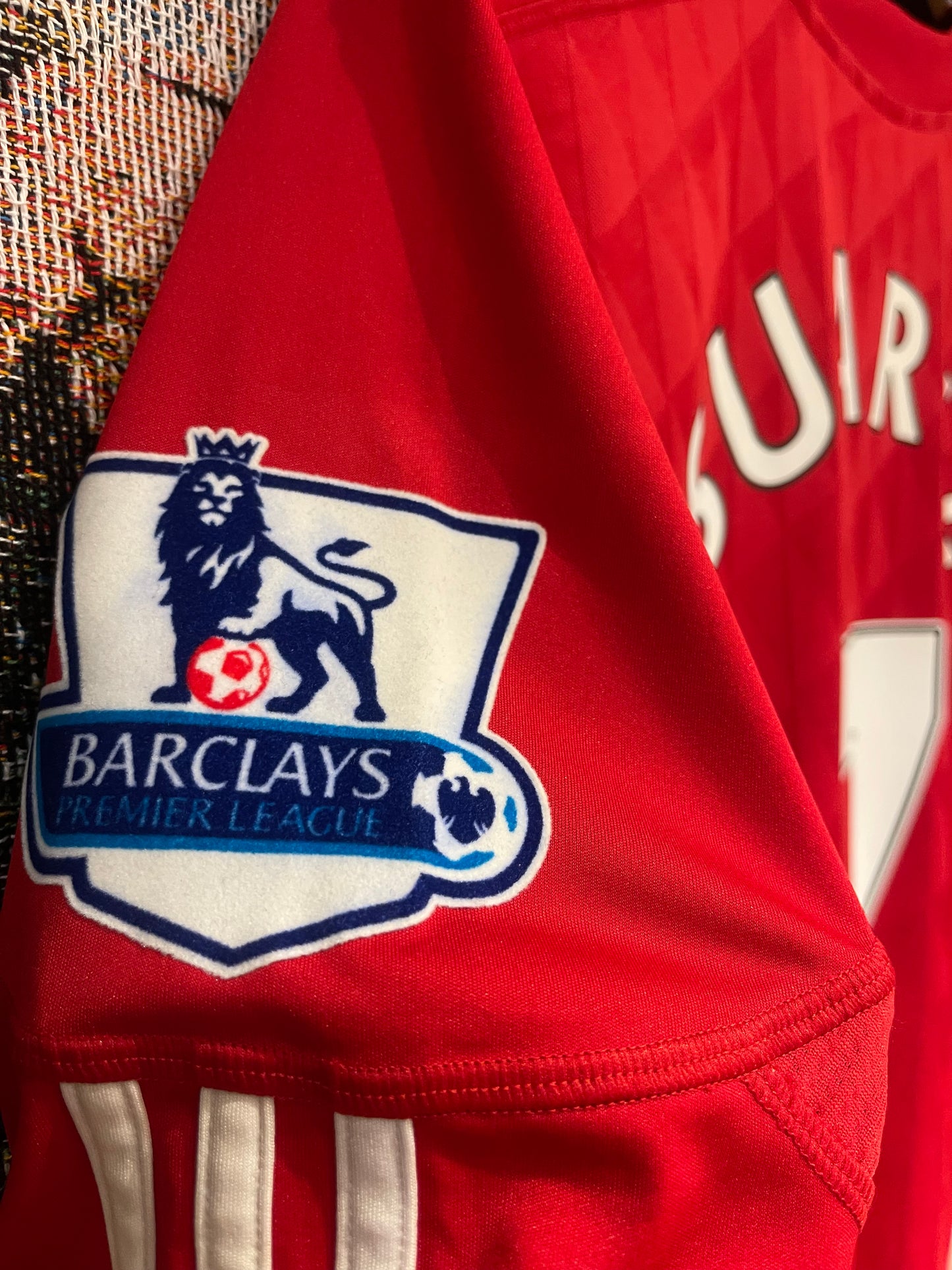 Liverpool FC 2010/11 Home Kit. #7 Suarez. (L/XL)