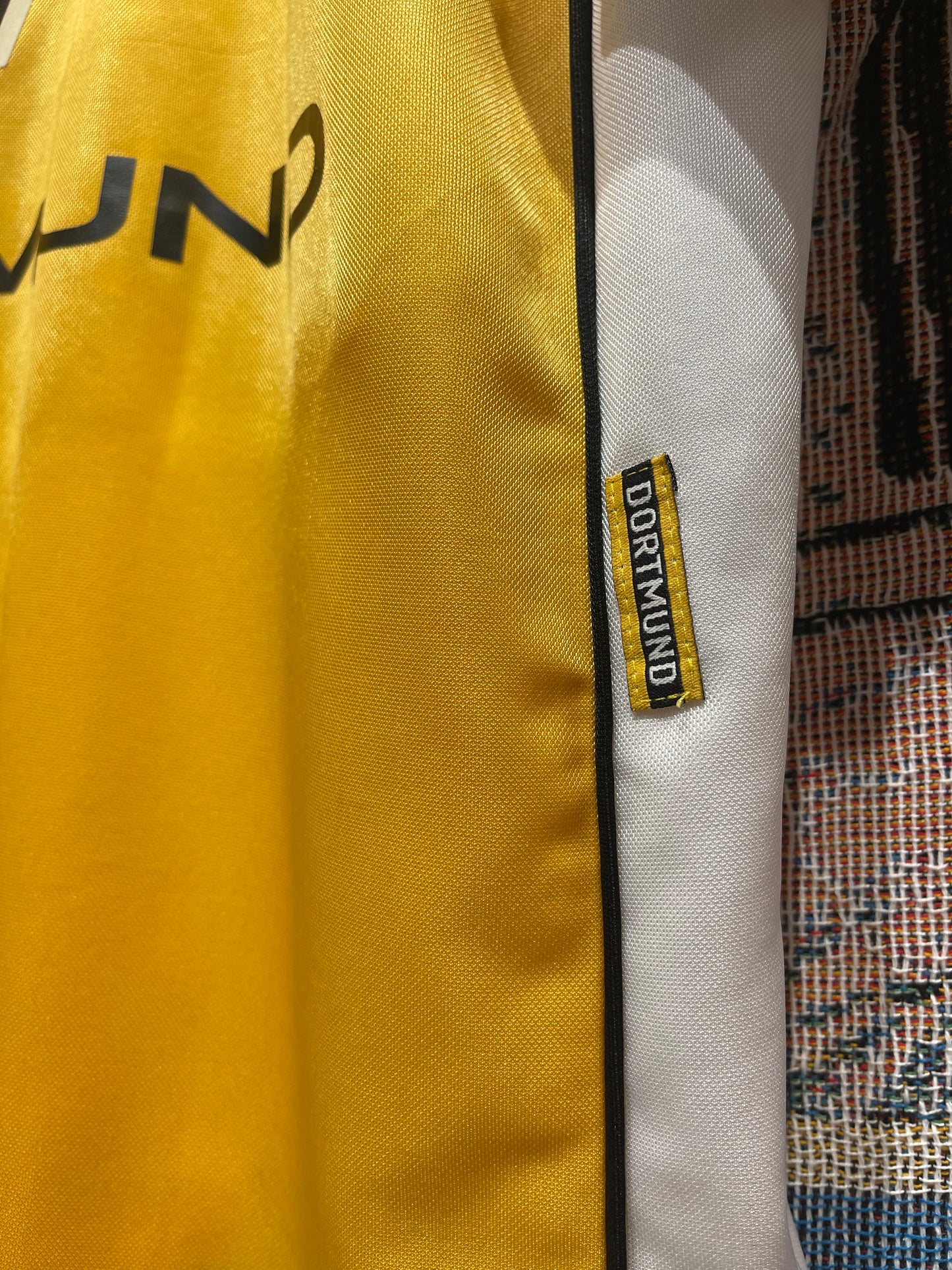 Borussia Dortmund 1998-00 Home Kit. #9 Stéphane Chapuisat. (L)