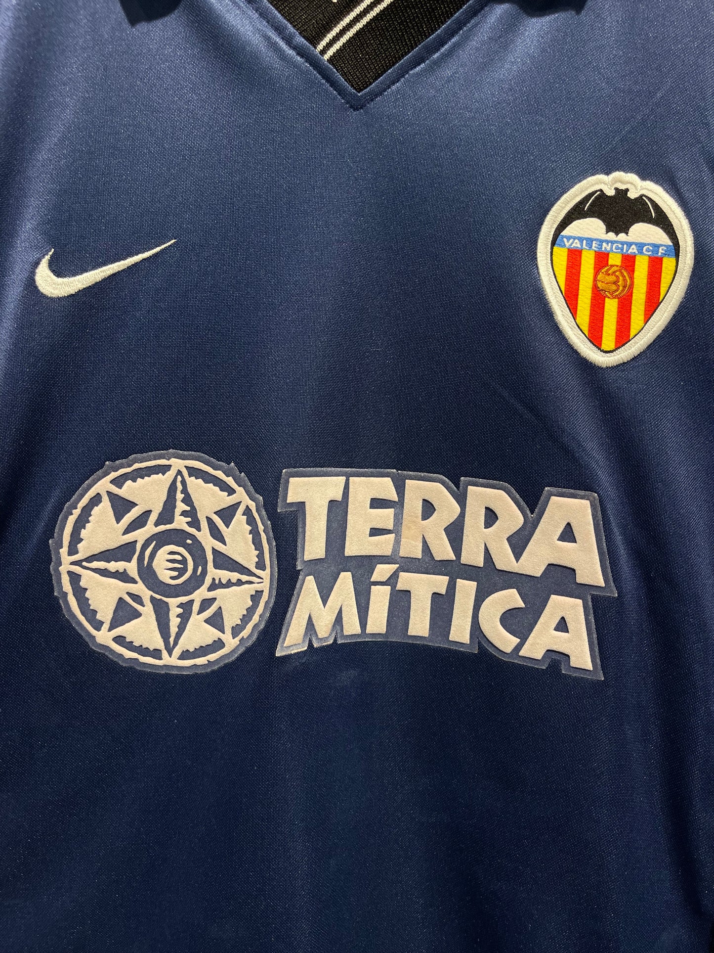 Valencia CF 2000-01 Away Kit. #22 Aimar. (L).