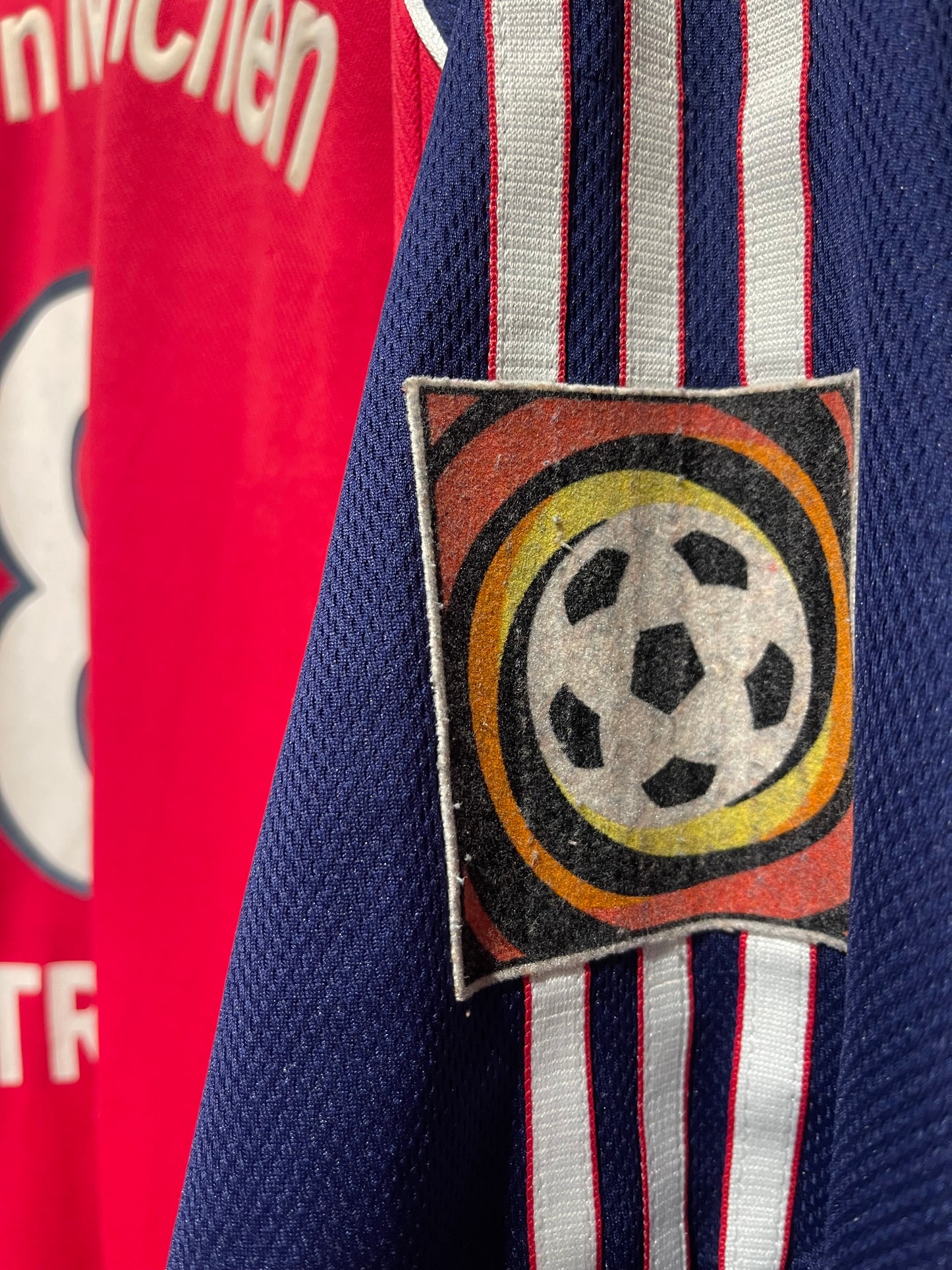 FC Bayern München 1999-01 Home Kit. (XL) #8 Strunz.