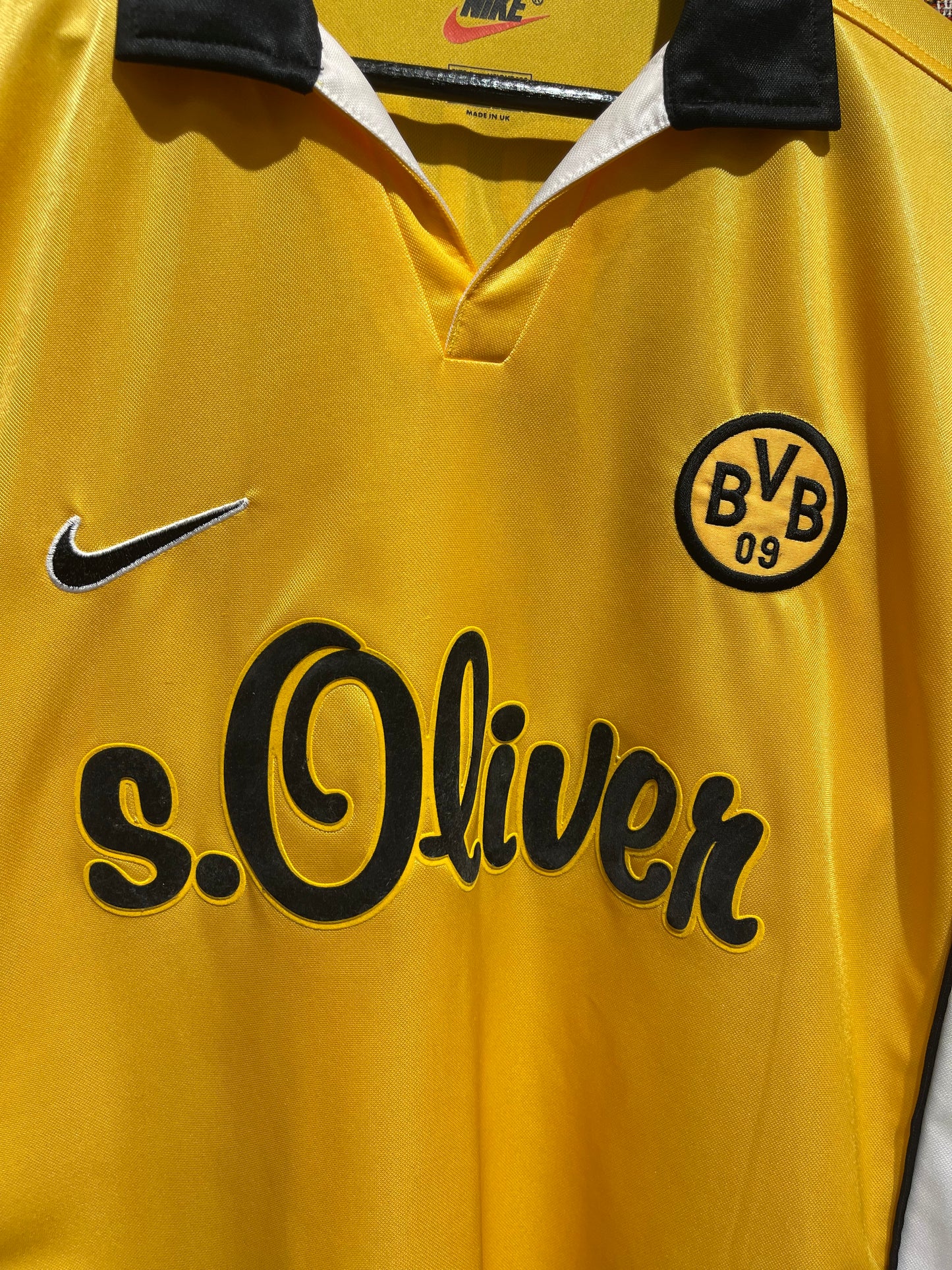 Borussia Dortmund 1998-00 Home Kit. #9 Stéphane Chapuisat. (L)