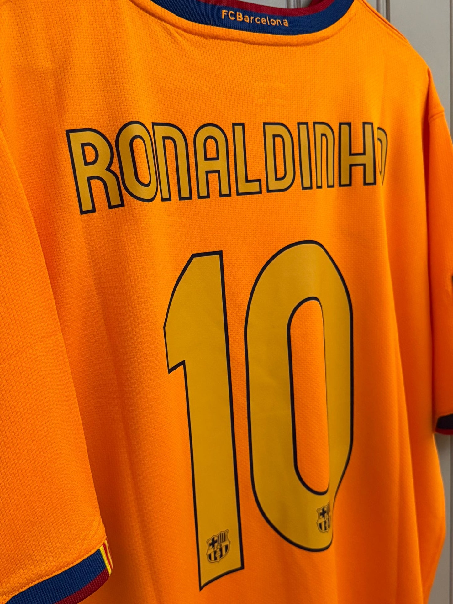 FC Barcelona 2006-07 Away Kit. #10 Ronaldinho (L)