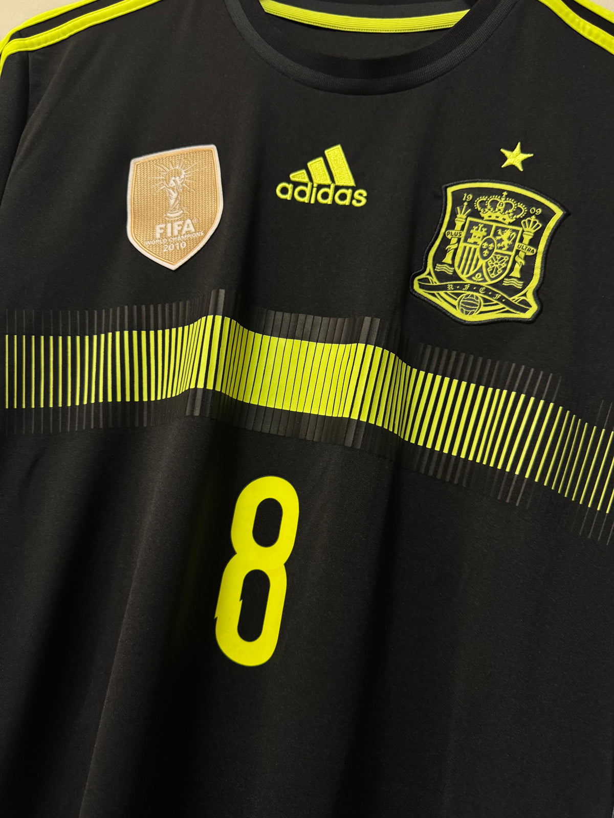 Spain 2013-15 Away Kit. #8 Xavi. (L)