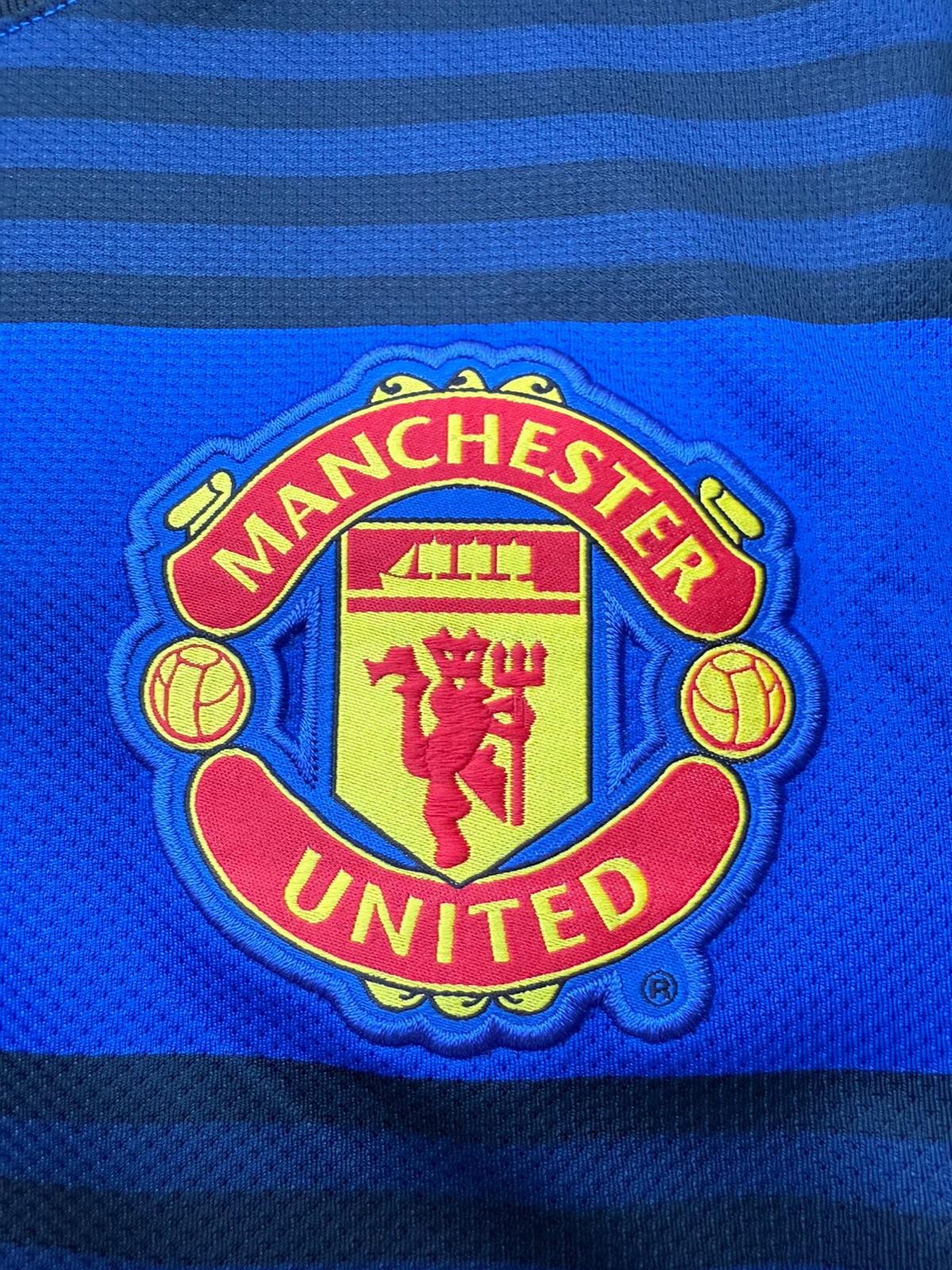 Manchester United 2011-12 Away Kit. #25 Valencia (S)