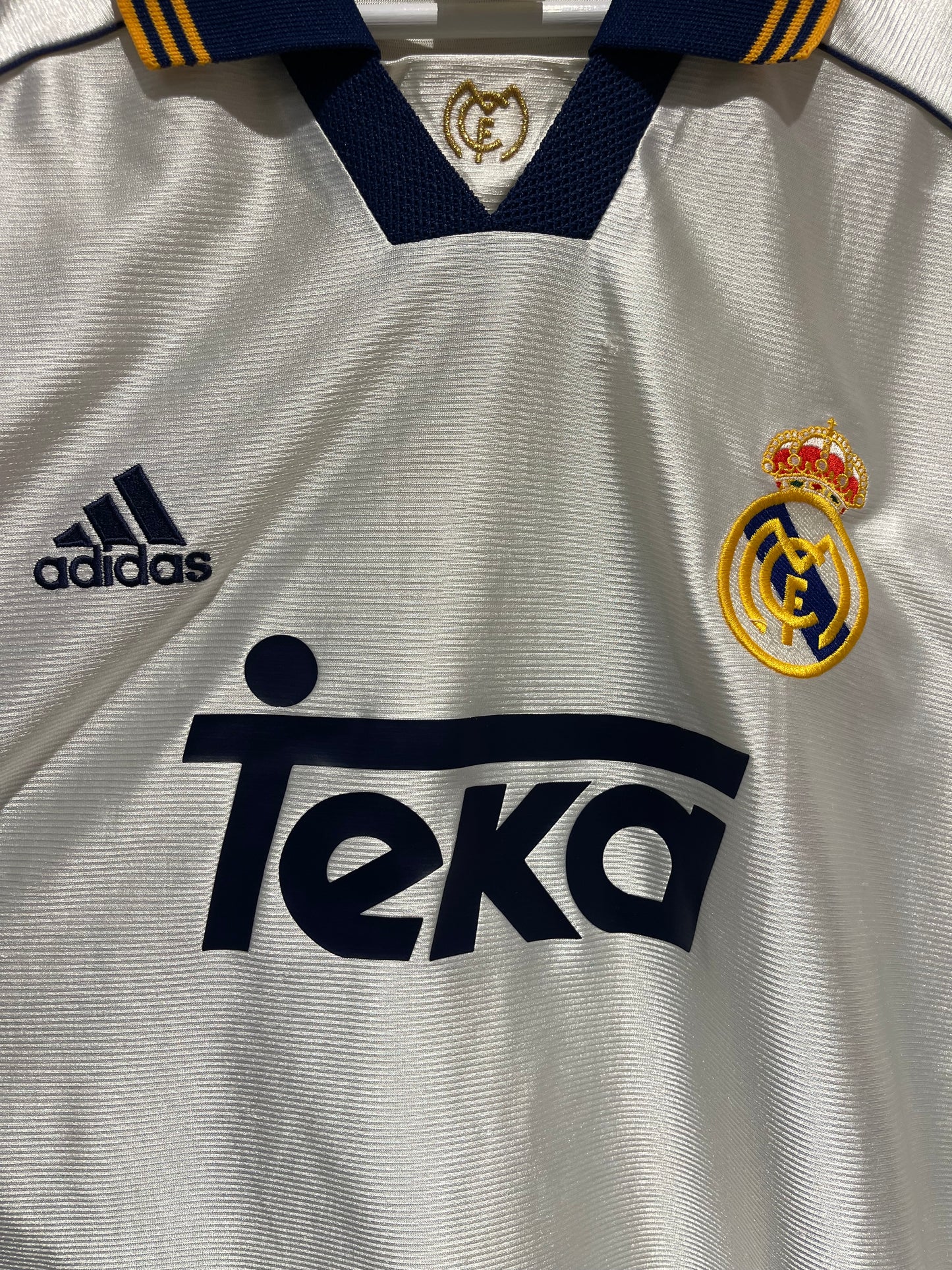 Real Madrid 1998/99 Home Kit. (XL)