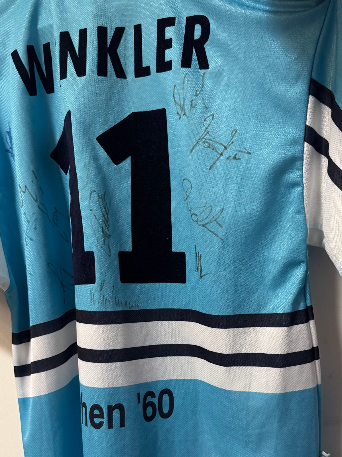 1860 München 1997-98 Home Kit. #11 Winkler. (XL) (Signed).