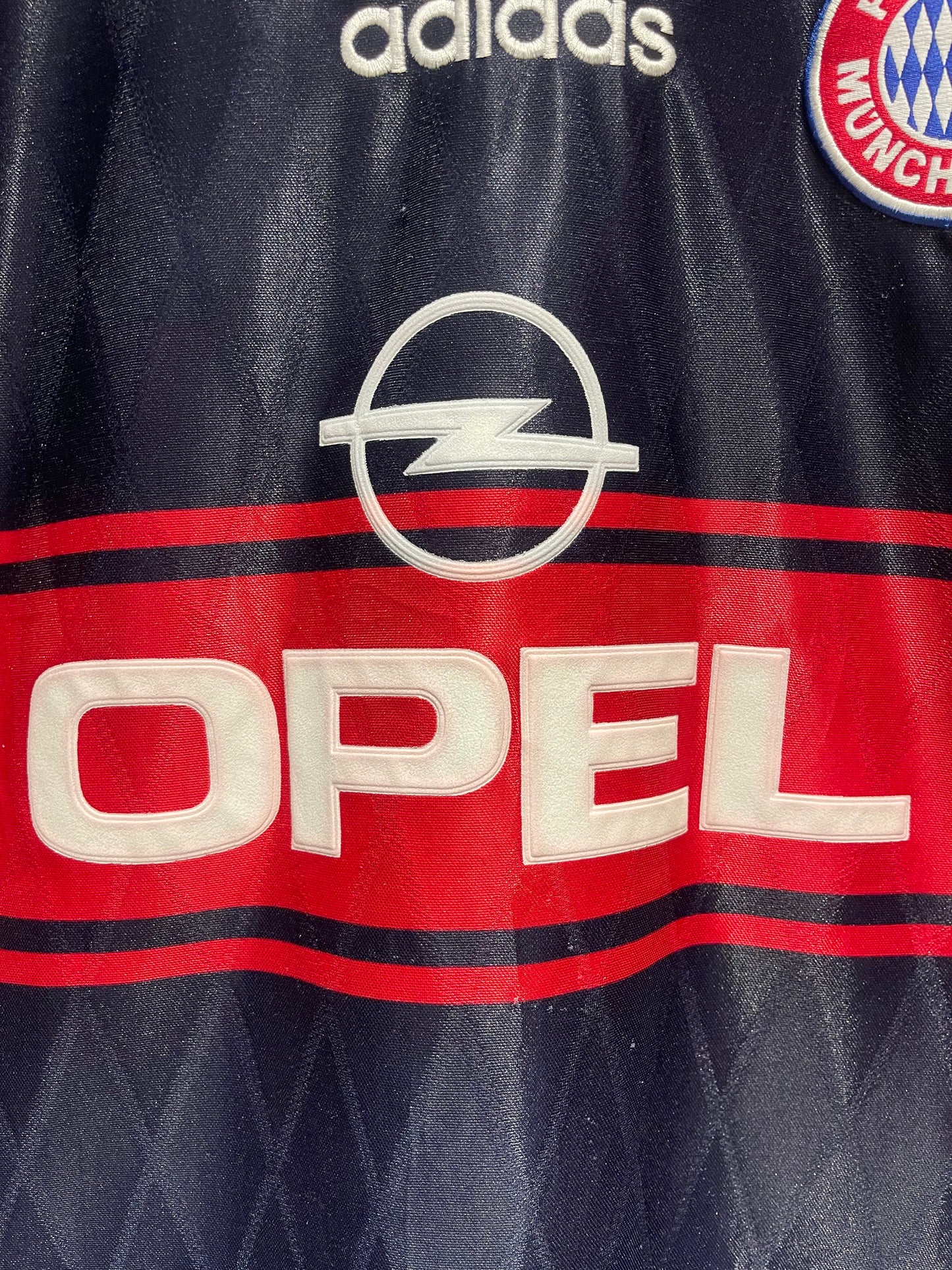 Bayern München 1997-99 Home Kit. #9 Elber (L)