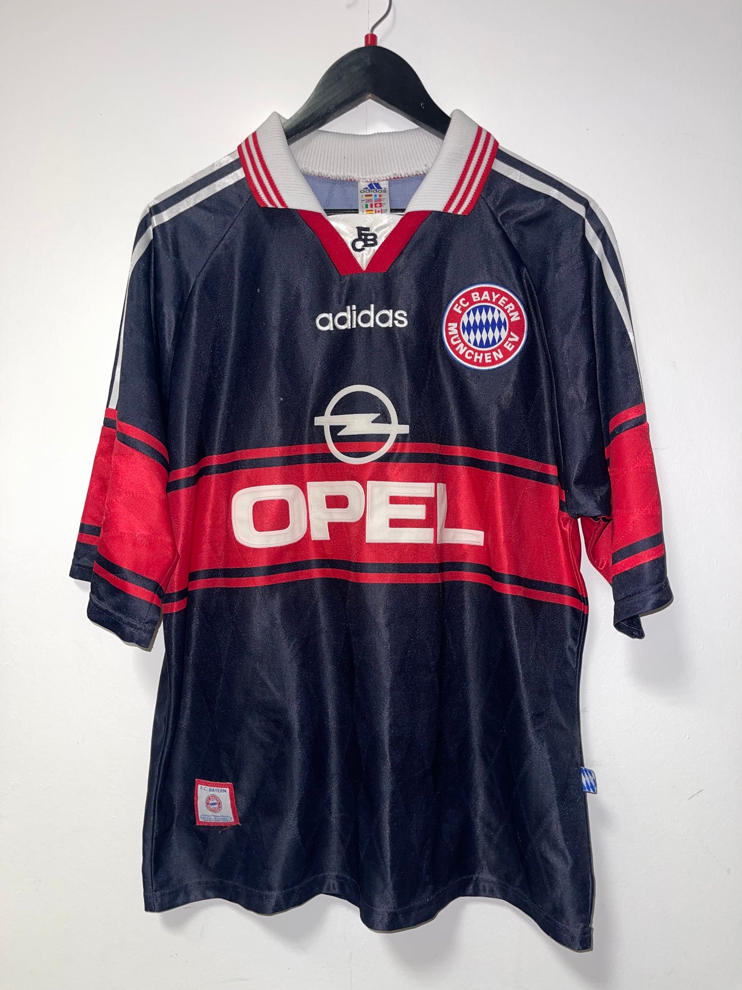 Bayern München 1997-99 Home Kit. (L). #11 Effenberg.