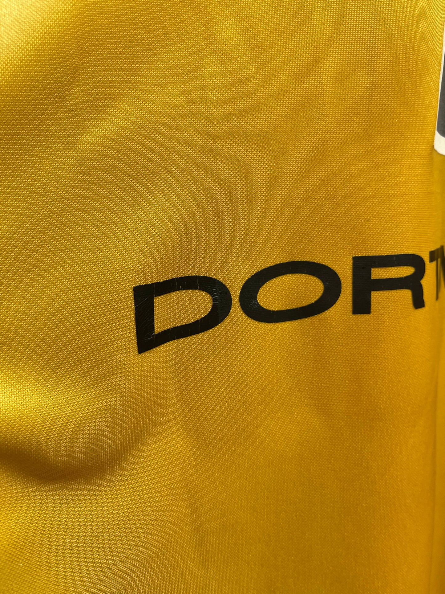 Borussia Dortmund 1998-00 Home Kit. #9 Stéphane Chapuisat. (L)
