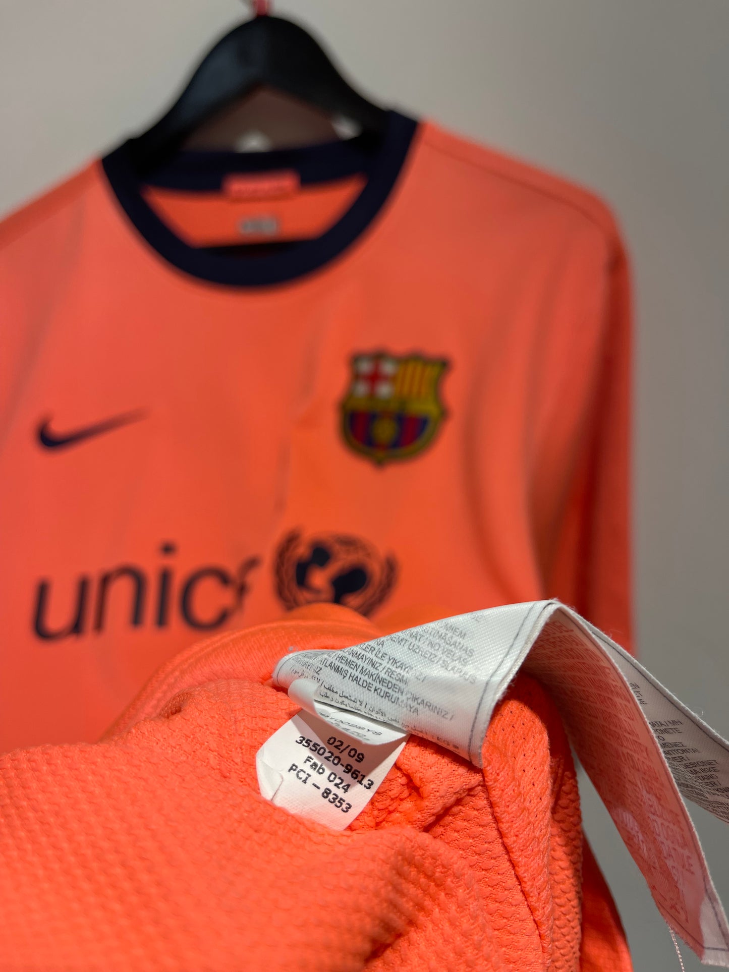 FC Barcelona 2009-10 Away Kit. (L)