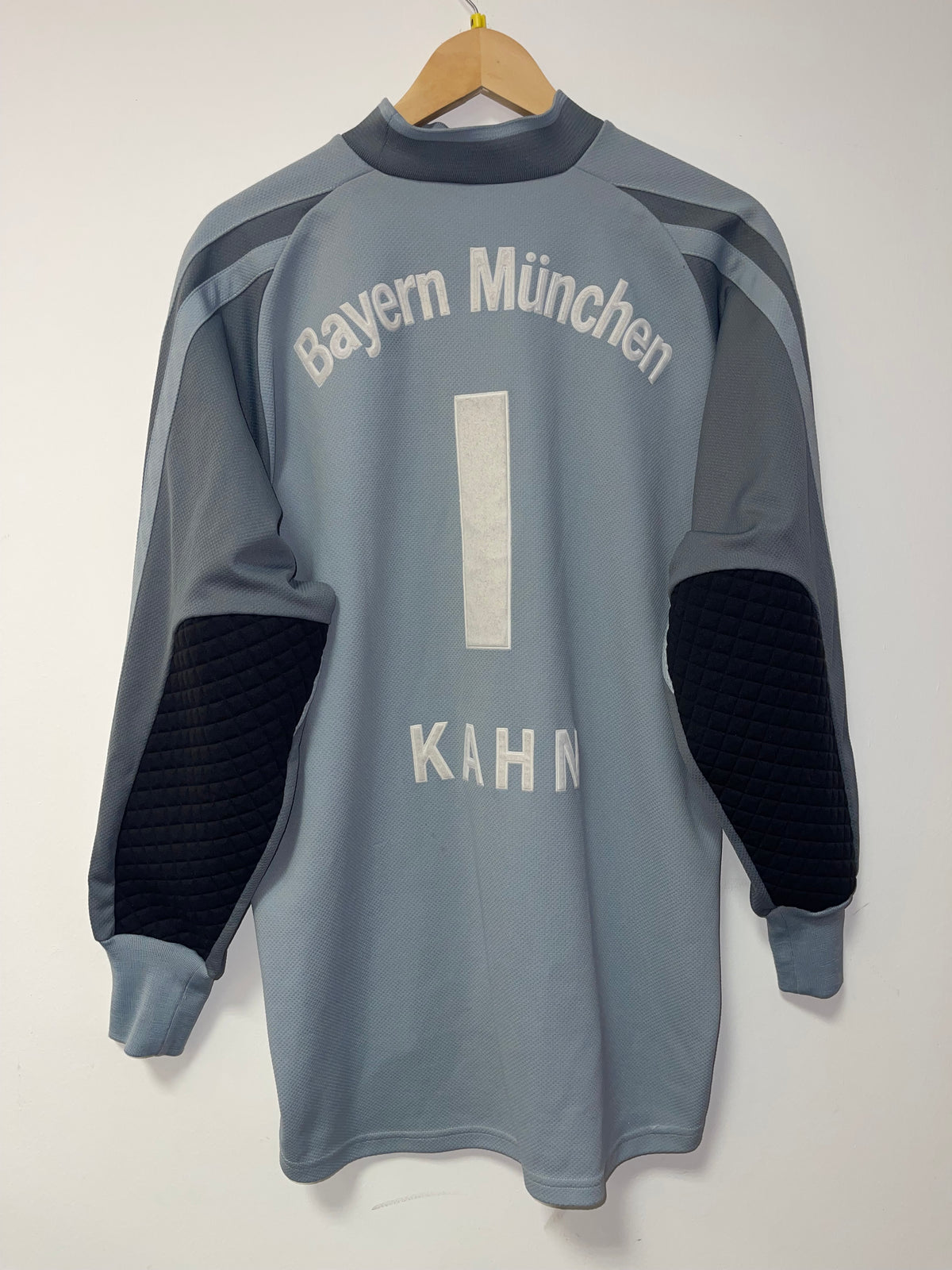 Bayern München 2001-02 GK. (M) #1 O. Kahn.
