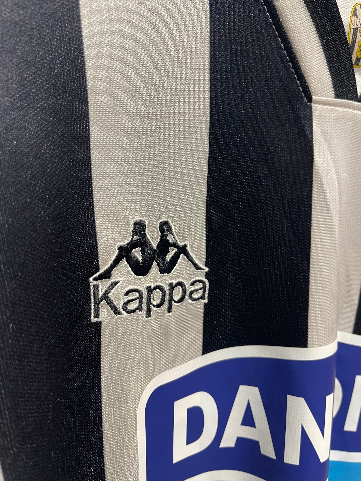 Juventus 1994-95 Home Kit. (XL)