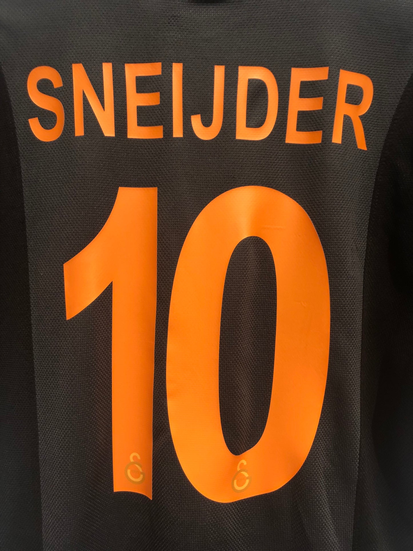 Galatasaray 2013-14 Away Kit. #10 Sneijder (M)