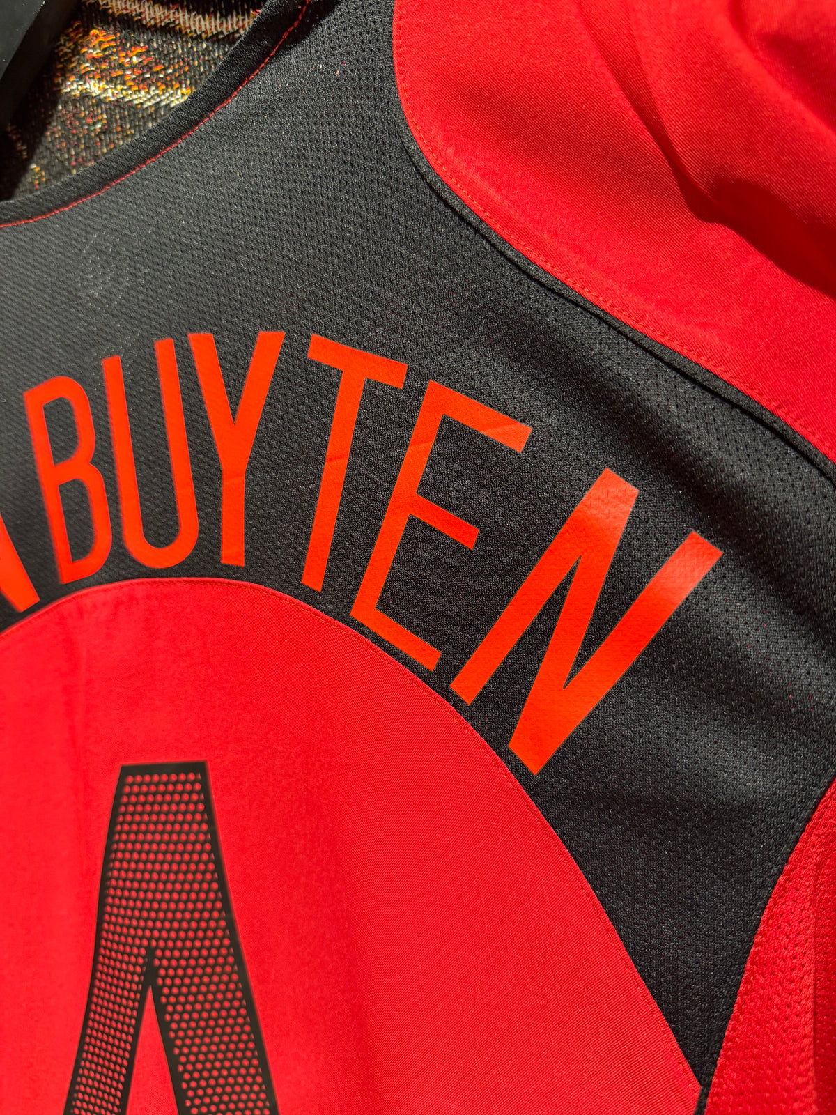 Belgien 2004-06 Home Kit. #4 Van Buyten. (XL)
