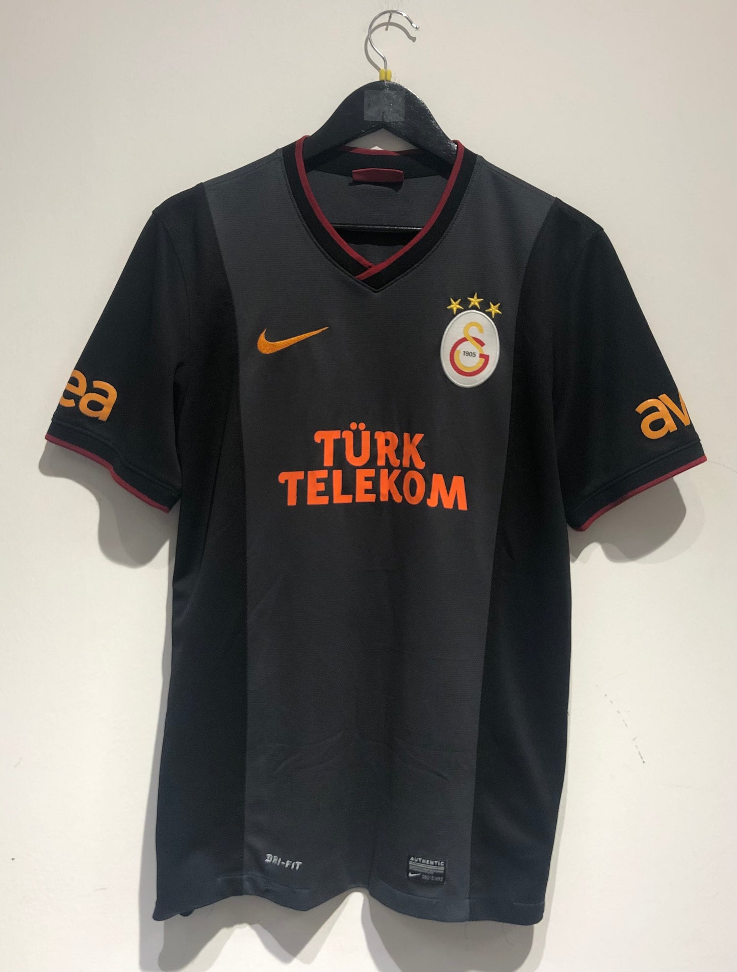 Galatasaray 2013-14 Away Kit. #10 Sneijder (M)