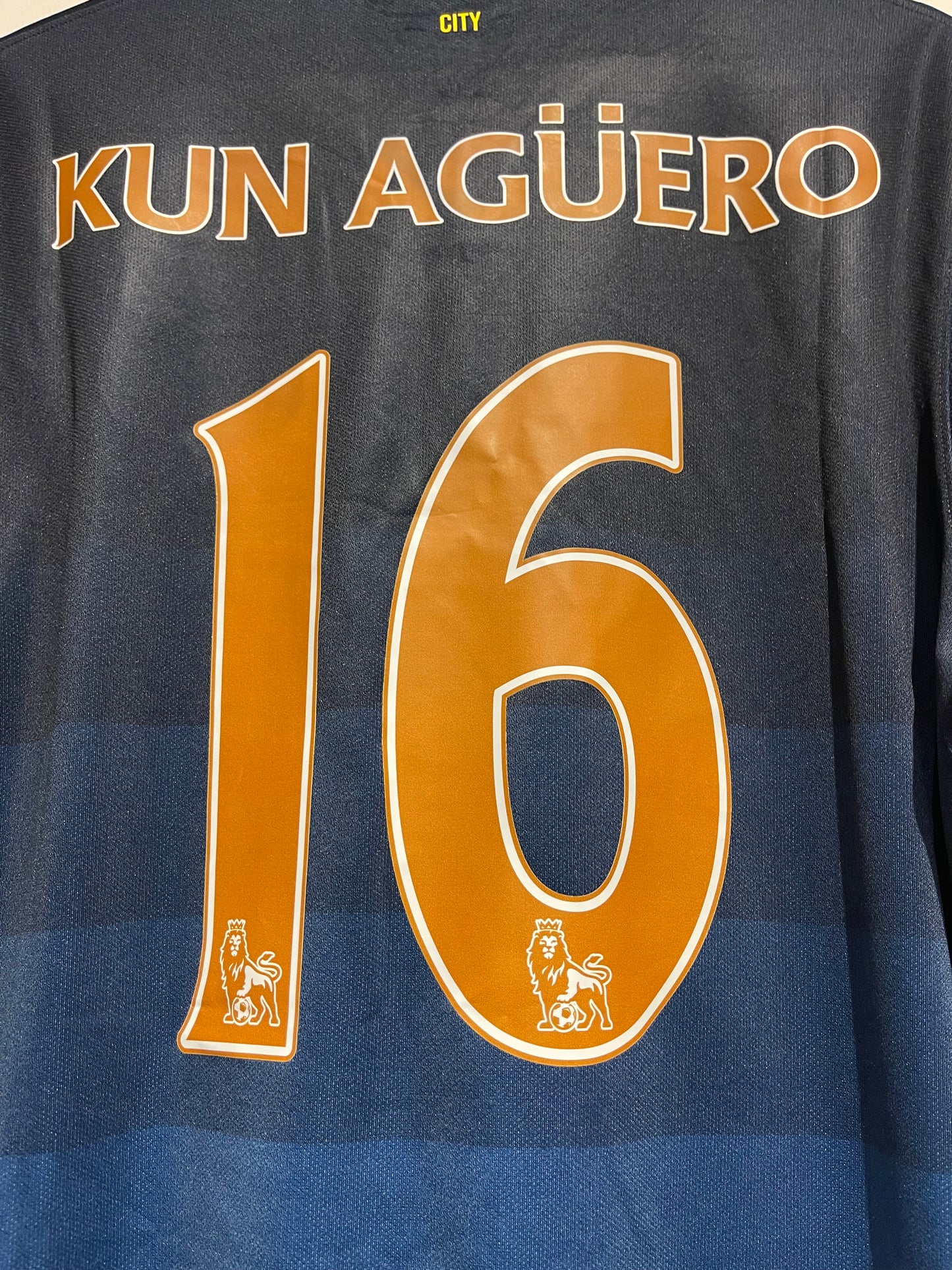 Manchester City 2014-15 Away Kit.   #16 Kun Aguero (L).