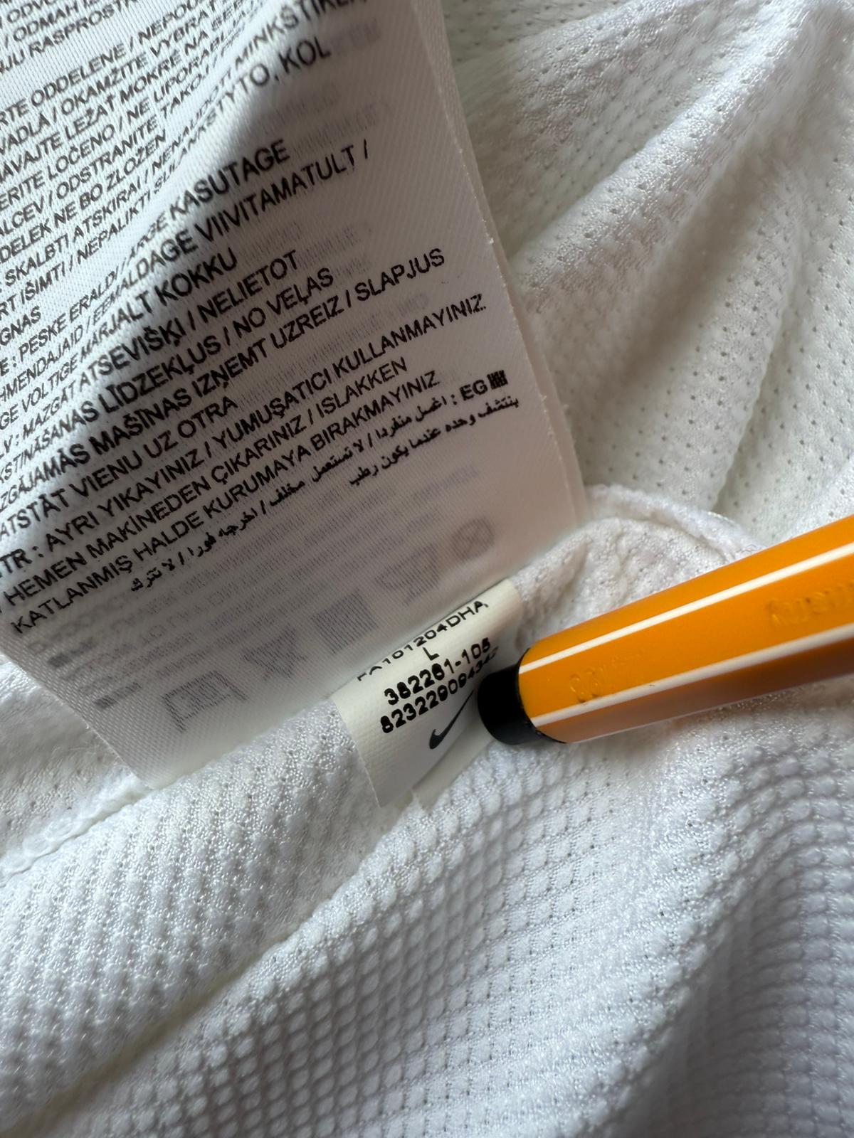 Juventus 2011-12 Away Kit. #14 Aquilani (L)