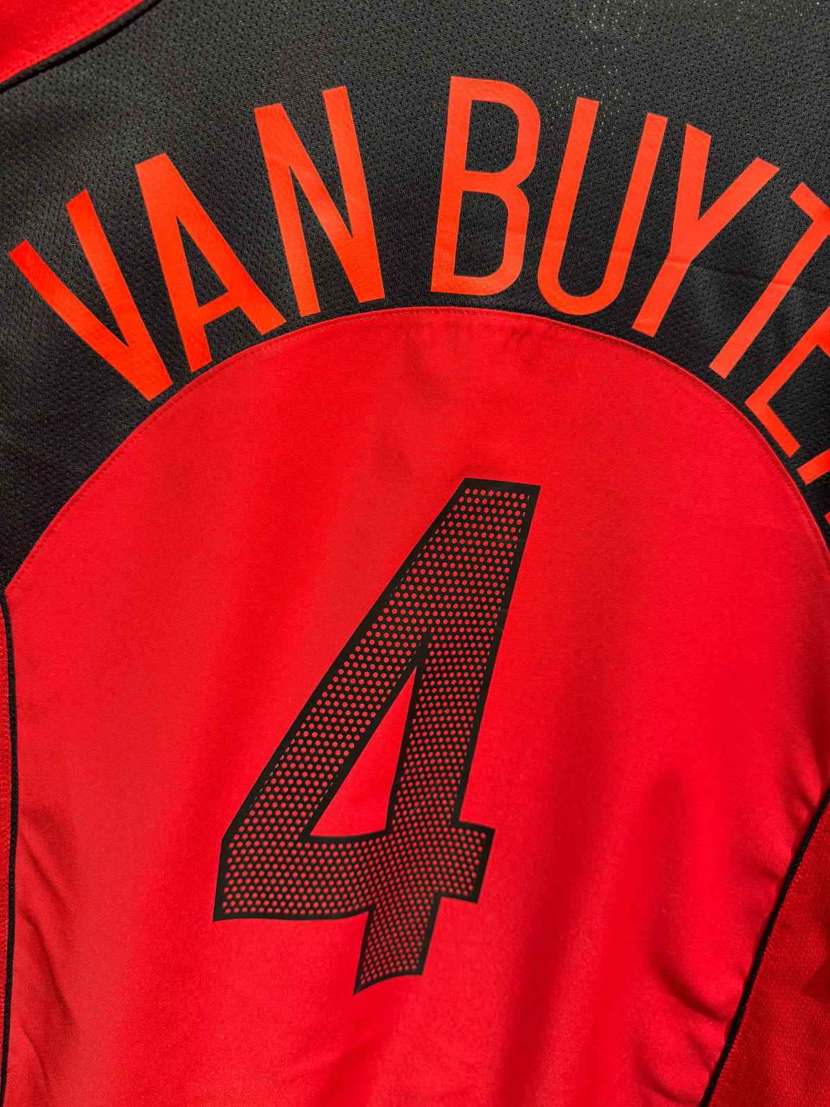 Belgien 2004-06 Home Kit. #4 Van Buyten. (XL)