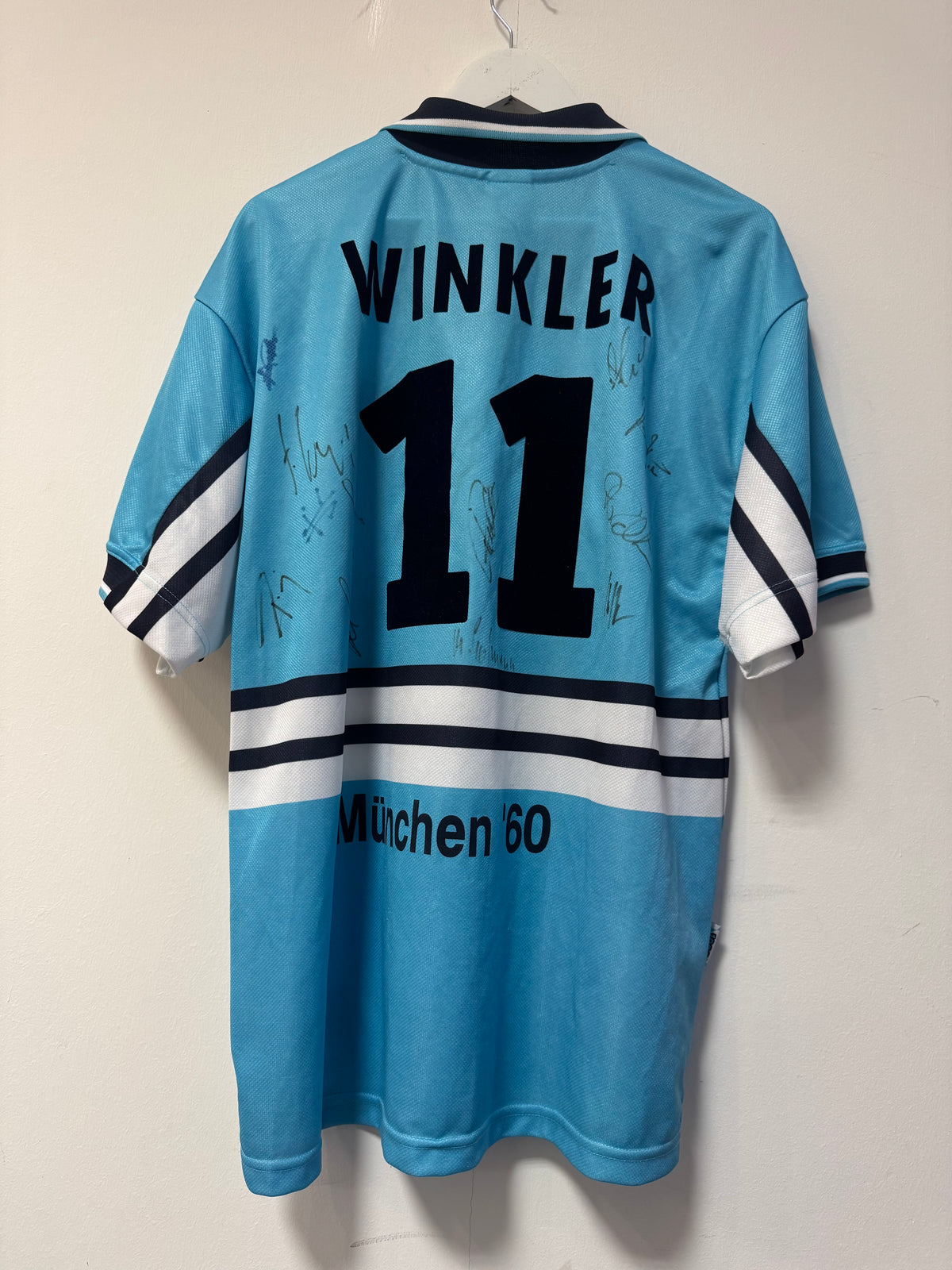 1860 München 1997-98 Home Kit. #11 Winkler. (XL) (Signed).
