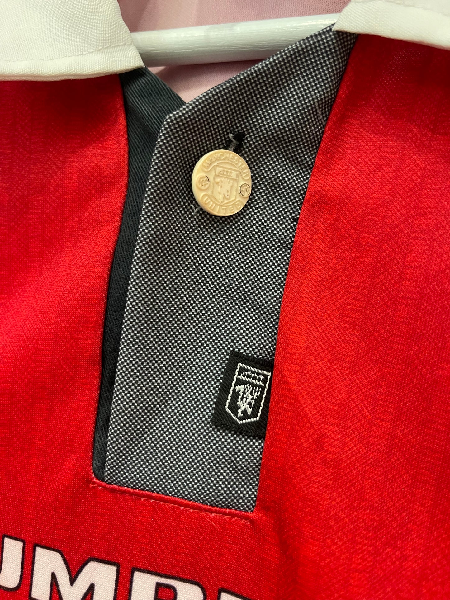 Manchester United 1996/98 Home Kit. (M)