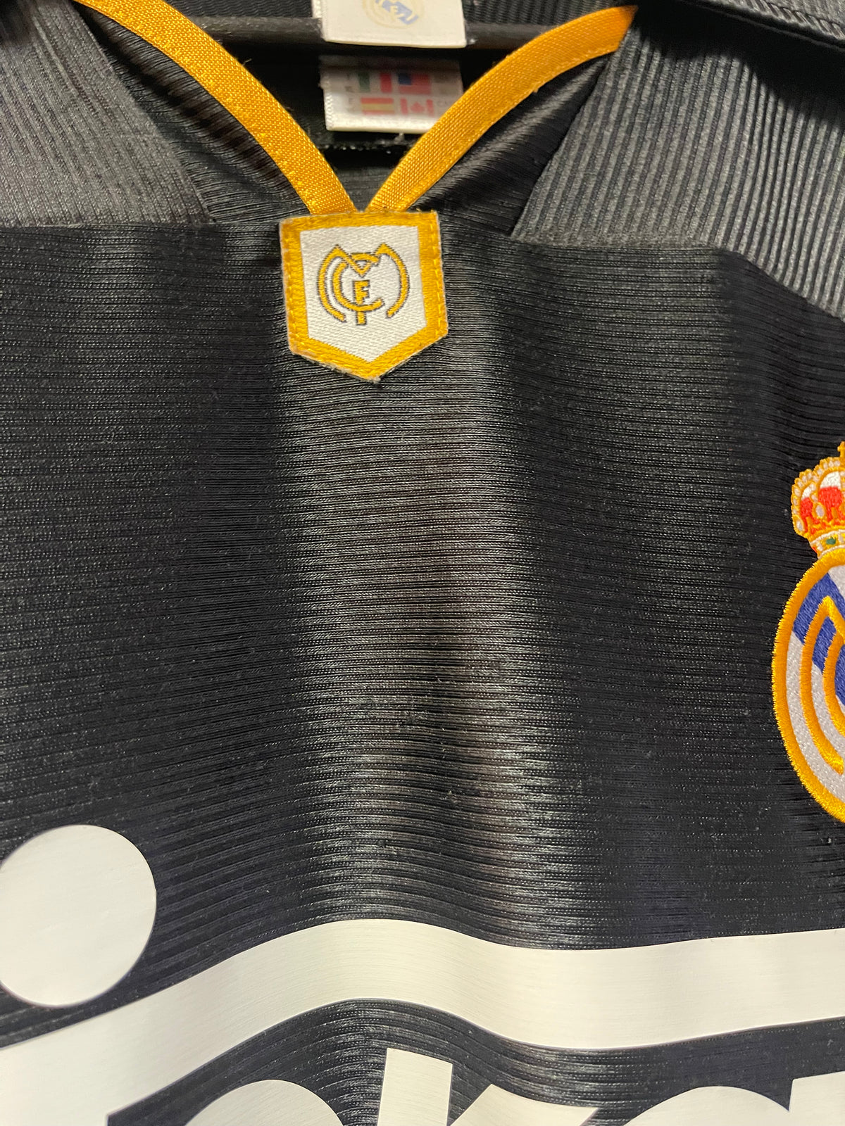 Real Madrid 1999-00 Away Kit. (XL) #6 Redondo.