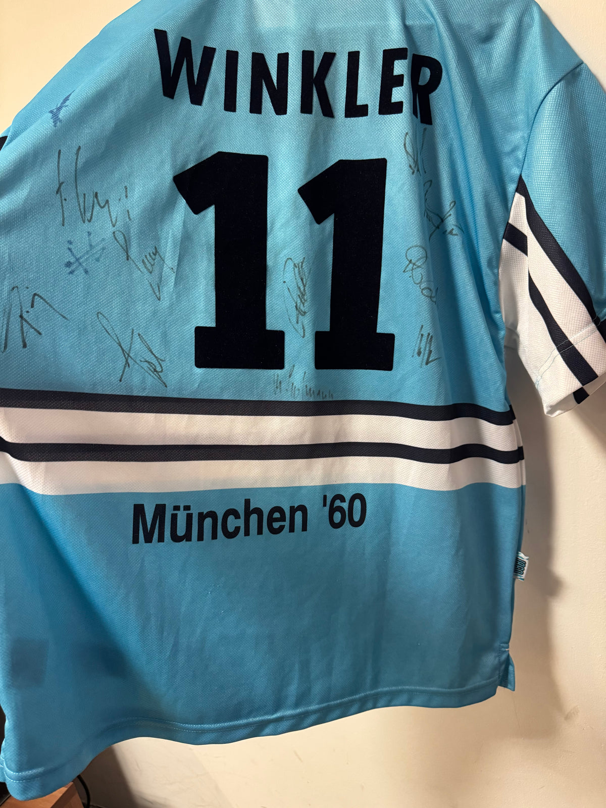 1860 München 1997-98 Home Kit. #11 Winkler. (XL) (Signed).