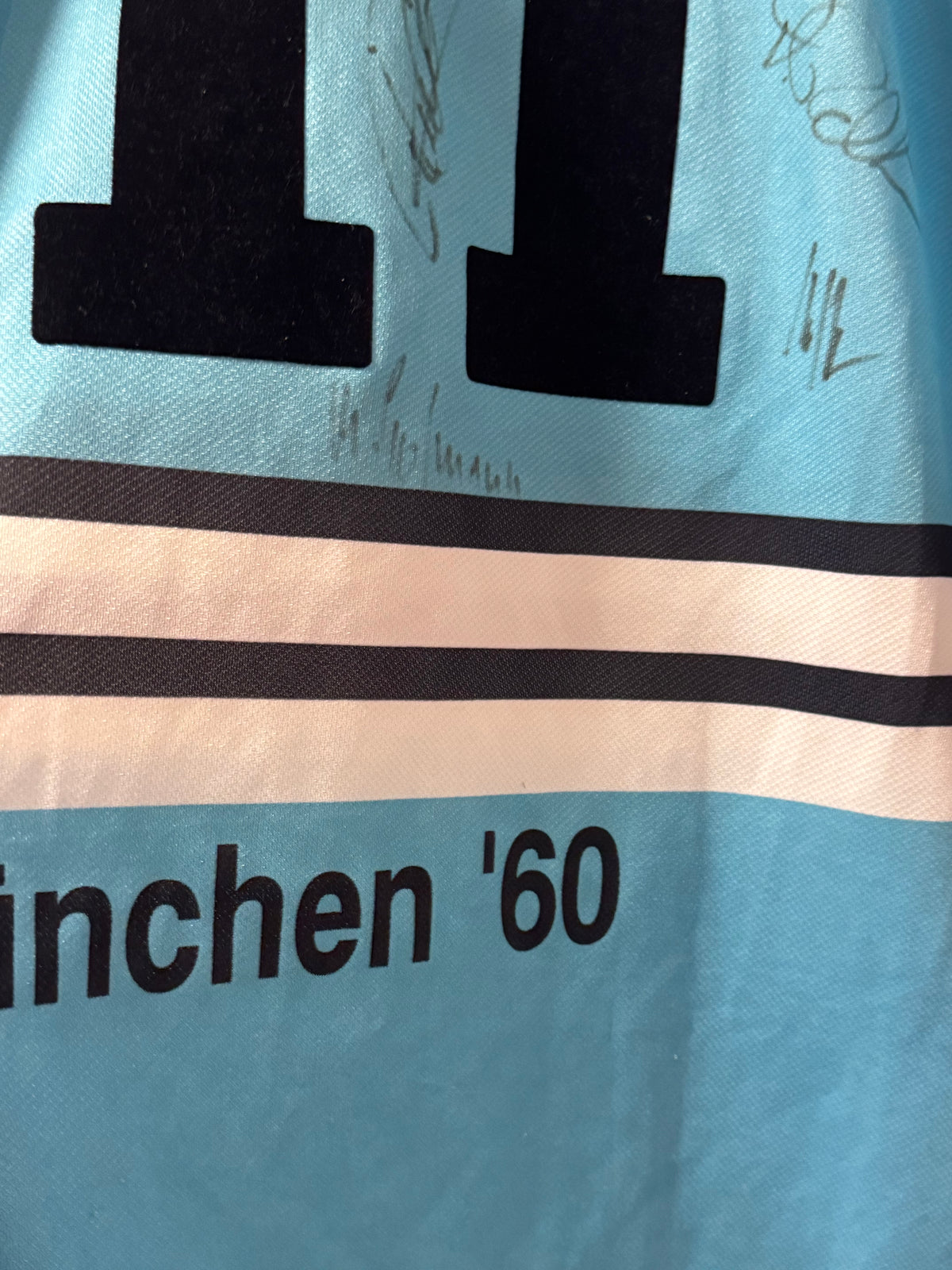 1860 München 1997-98 Home Kit. #11 Winkler. (XL) (Signed).