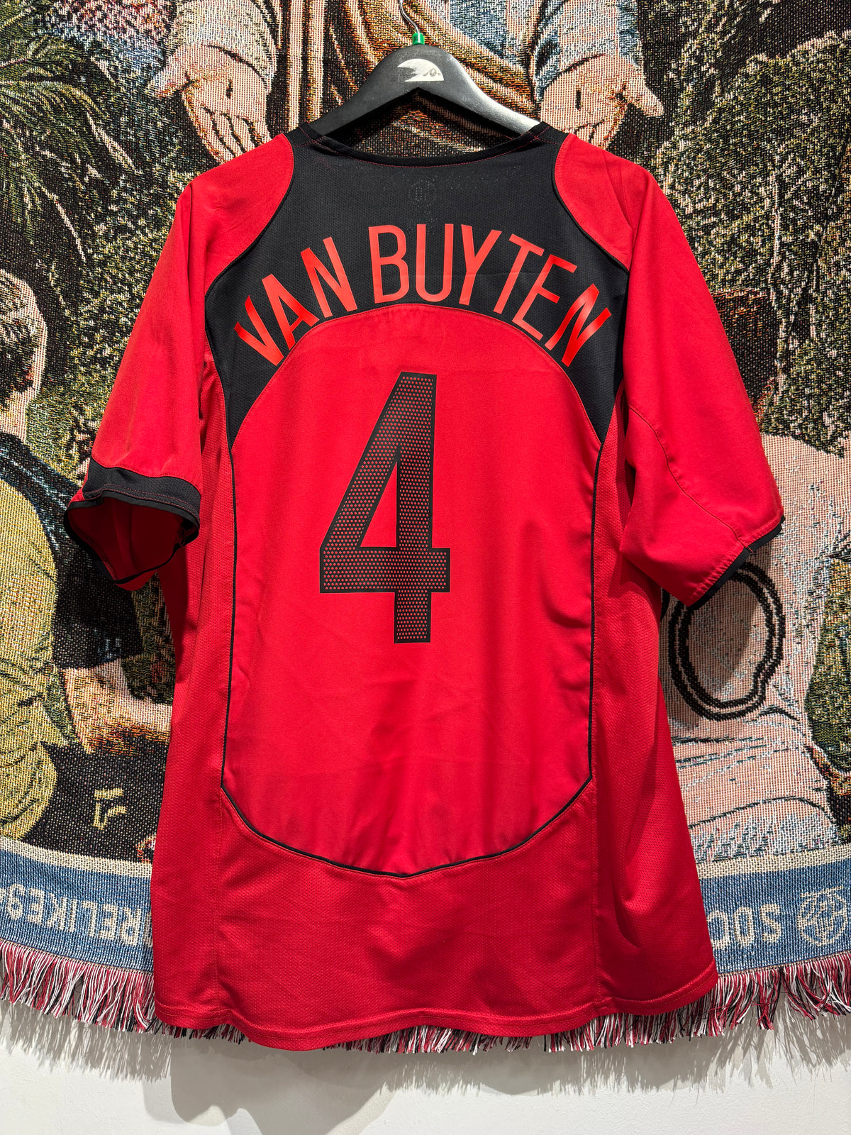 Belgien 2004-06 Home Kit. #4 Van Buyten. (XL)