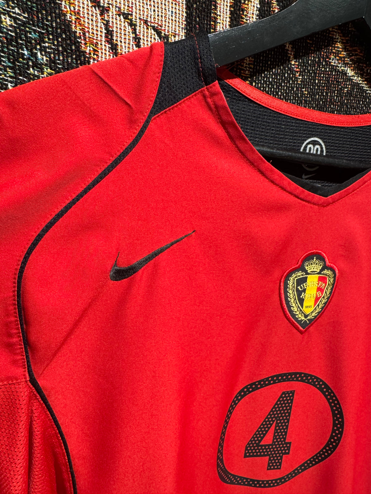 Belgien 2004-06 Home Kit. #4 Van Buyten. (XL)