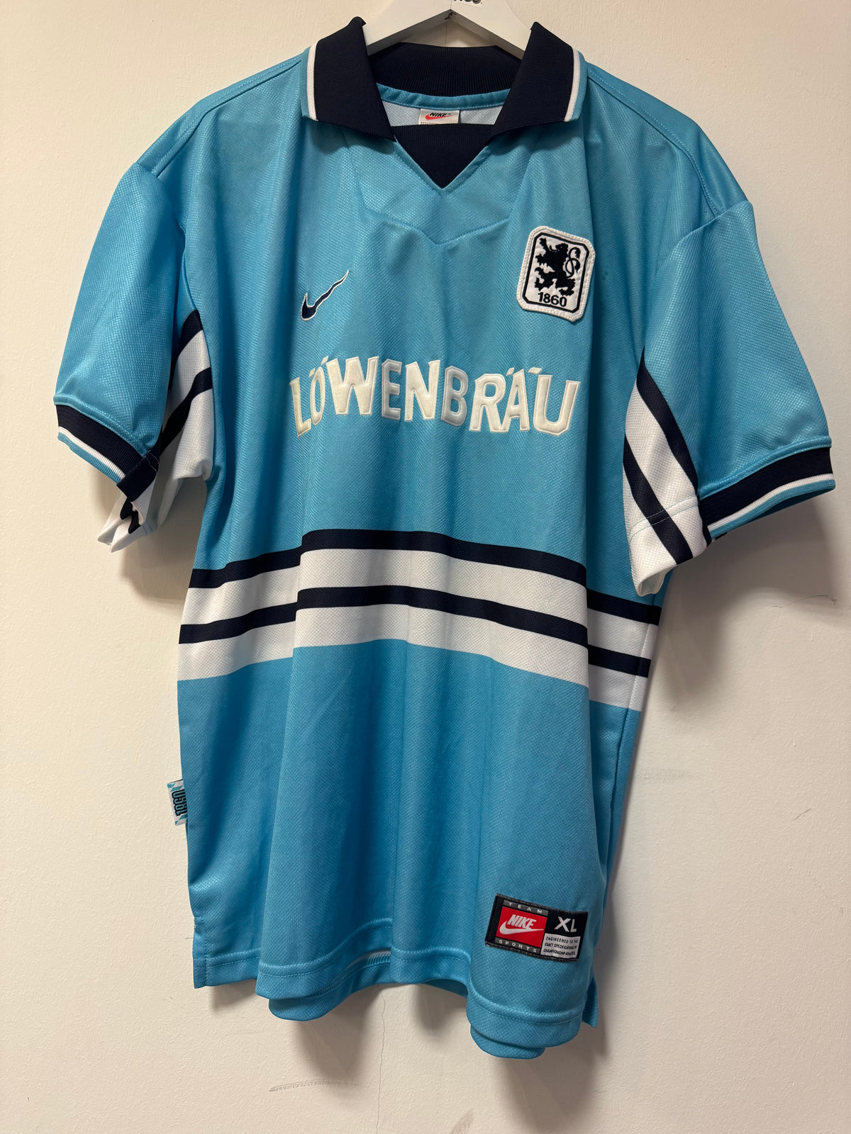 1860 München 1997-98 Home Kit. #11 Winkler. (XL) (Signed).