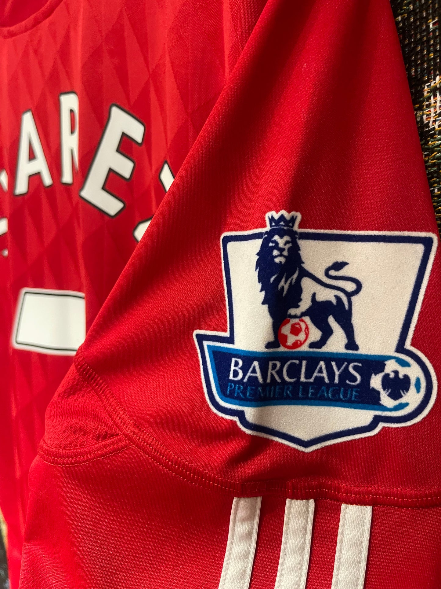 Liverpool FC 2010/11 Home Kit. #7 Suarez. (L/XL)