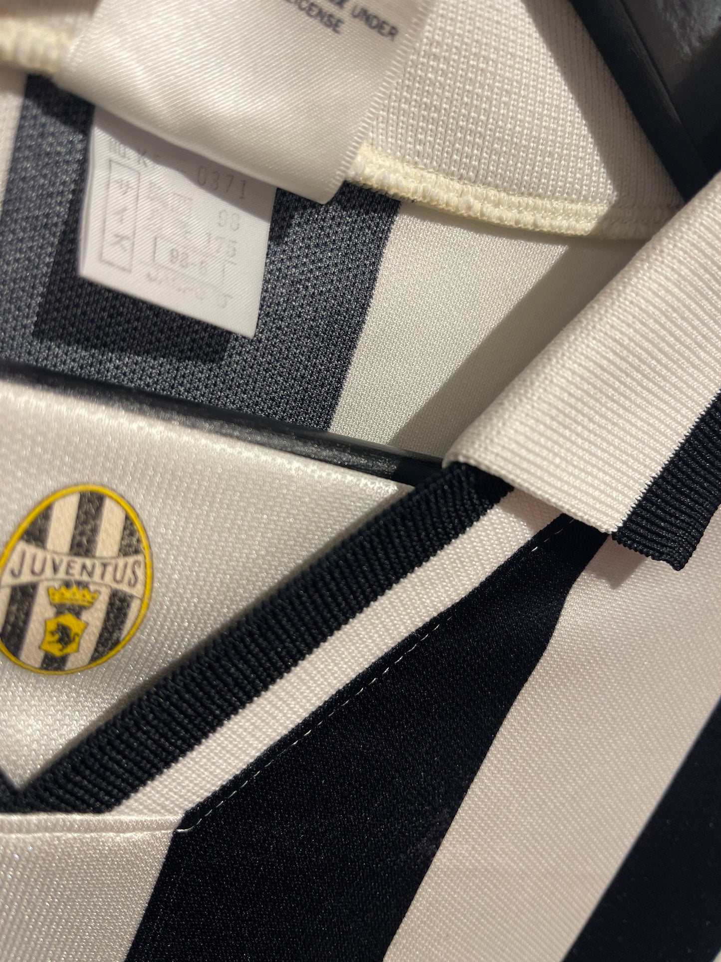 Juventus 1994-95 Home Kit. (XL)