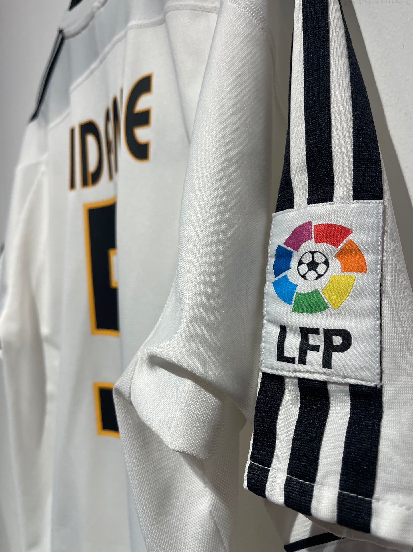 Real Madrid 2003-04 Home Kit. #5 Zidane. (L)